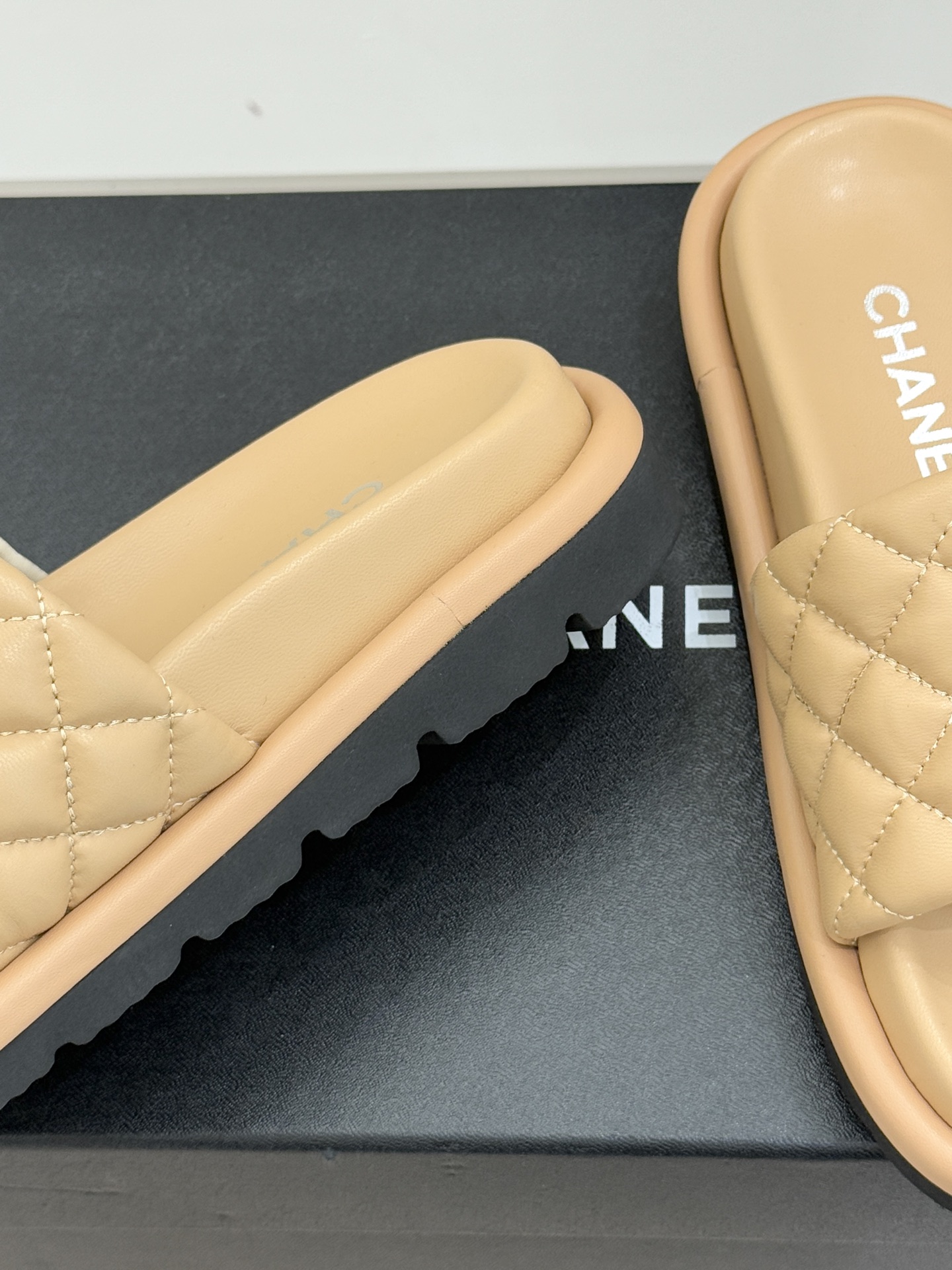CHANE* ｜小香经典字母魔术贴菱格面包厚底懒人拖鞋懒人必备👏穿了会上瘾的拖鞋巨软巨舒服 让你摆脱一切