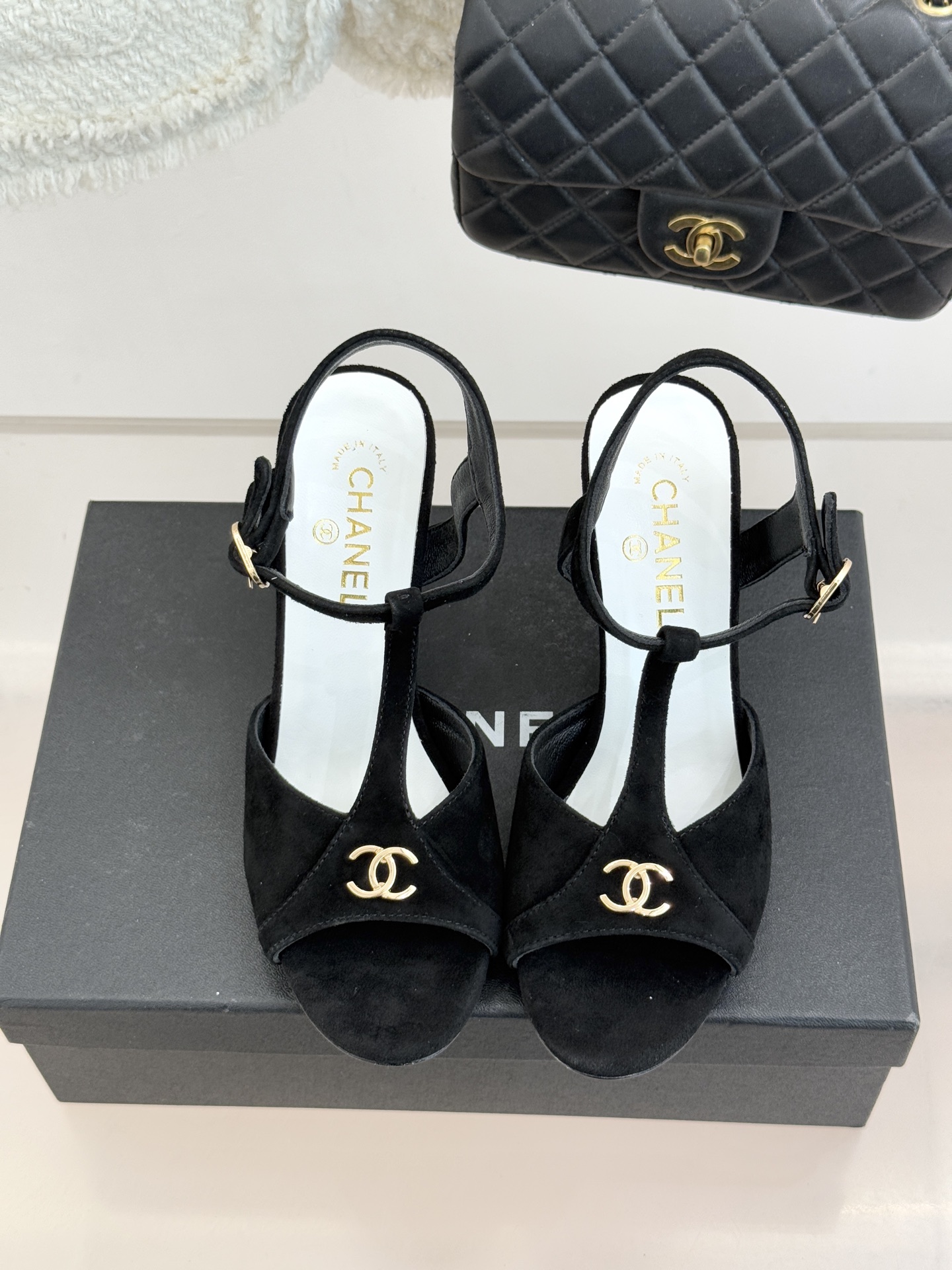 CHANE* ｜小香26P双C鱼嘴T字带高跟凉鞋将法式优雅刻入步履之间经典鱼嘴勾勒含蓄性感T字带利落修饰