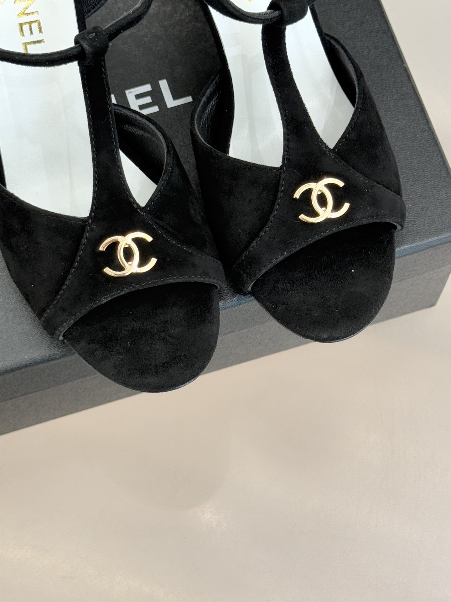 CHANE* ｜小香26P双C鱼嘴T字带高跟凉鞋将法式优雅刻入步履之间经典鱼嘴勾勒含蓄性感T字带利落修饰