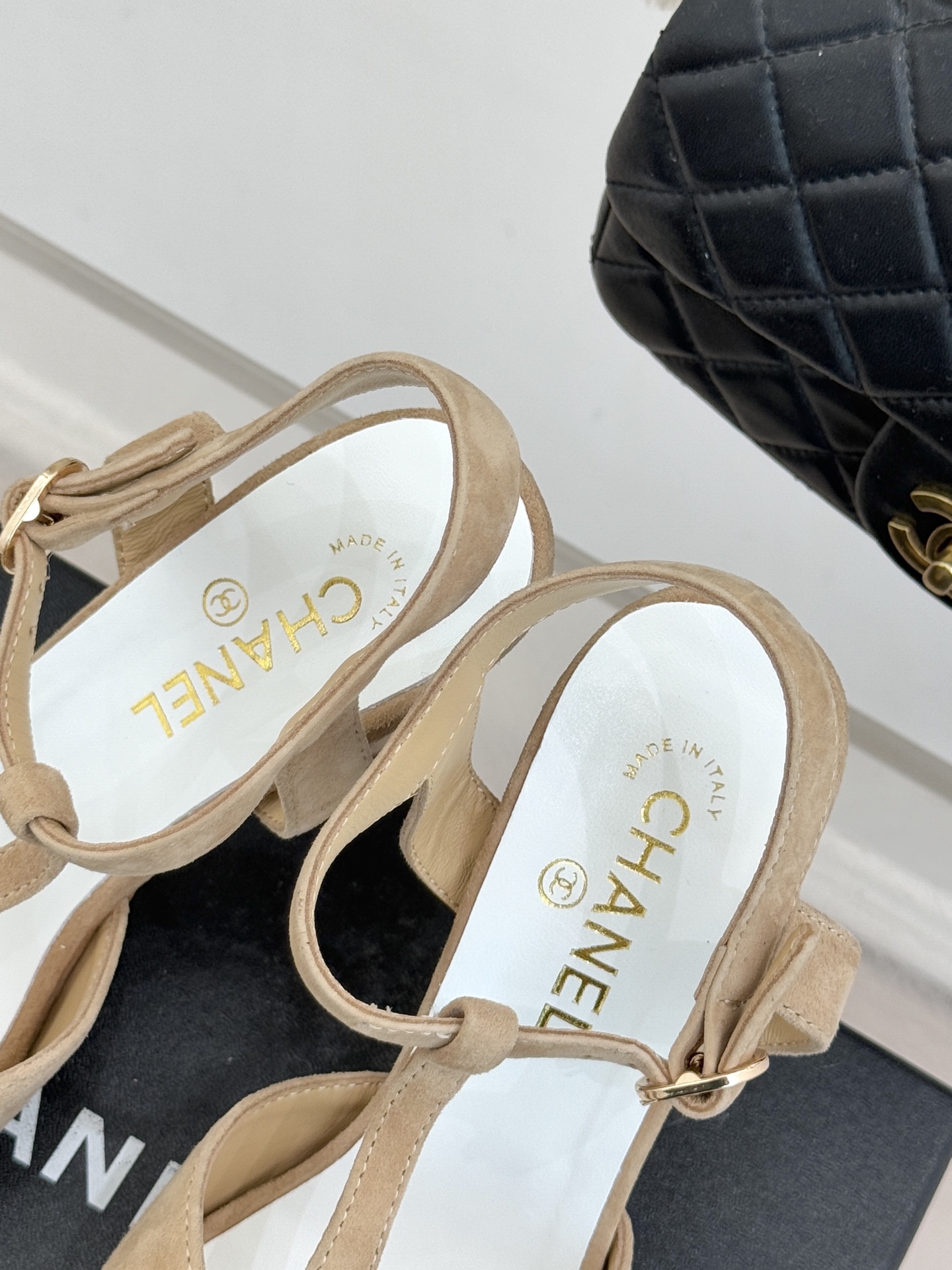 CHANE* ｜小香26P双C鱼嘴T字带高跟凉鞋将法式优雅刻入步履之间经典鱼嘴勾勒含蓄性感T字带利落修饰