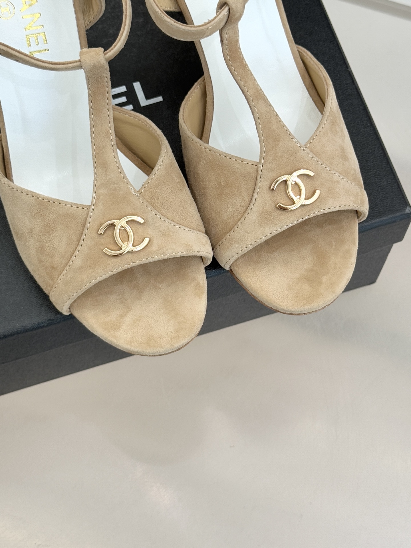 CHANE* ｜小香26P双C鱼嘴T字带高跟凉鞋将法式优雅刻入步履之间经典鱼嘴勾勒含蓄性感T字带利落修饰