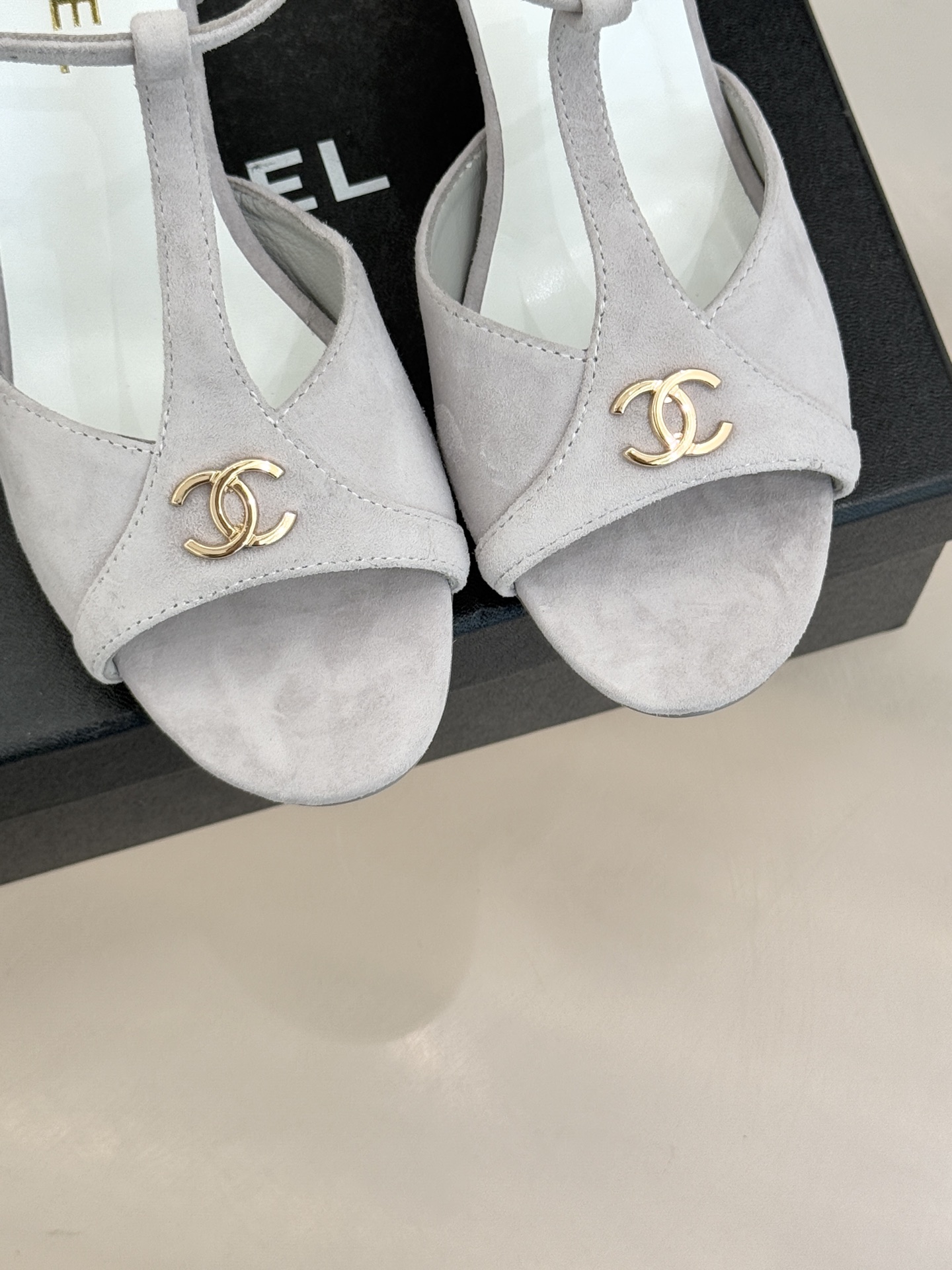 CHANE* ｜小香26P双C鱼嘴T字带高跟凉鞋将法式优雅刻入步履之间经典鱼嘴勾勒含蓄性感T字带利落修饰