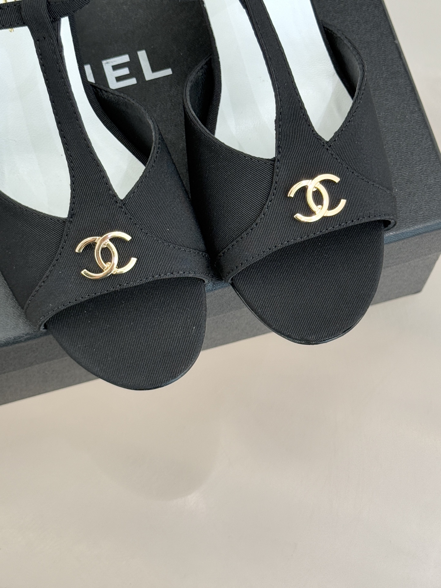 CHANE* ｜小香26P双C鱼嘴T字带高跟凉鞋将法式优雅刻入步履之间经典鱼嘴勾勒含蓄性感T字带利落修饰