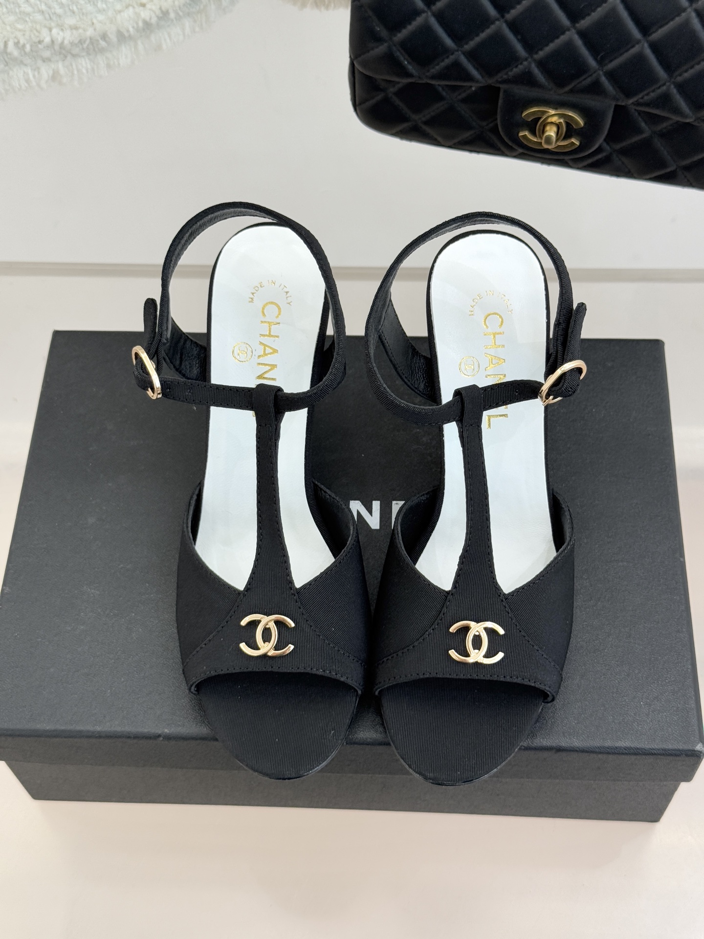 CHANE* ｜小香26P双C鱼嘴T字带高跟凉鞋将法式优雅刻入步履之间经典鱼嘴勾勒含蓄性感T字带利落修饰