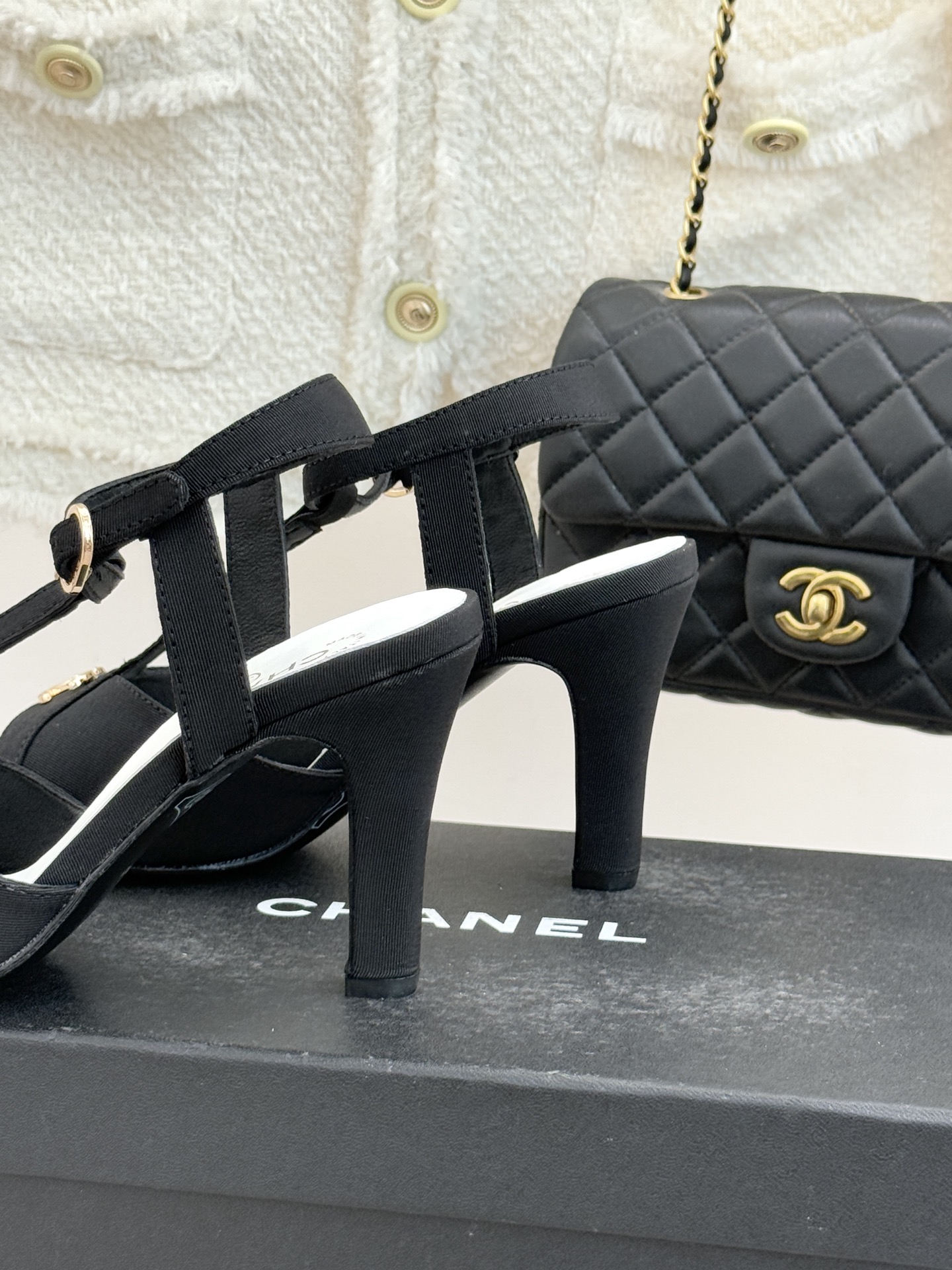 CHANE* ｜小香26P双C鱼嘴T字带高跟凉鞋将法式优雅刻入步履之间经典鱼嘴勾勒含蓄性感T字带利落修饰