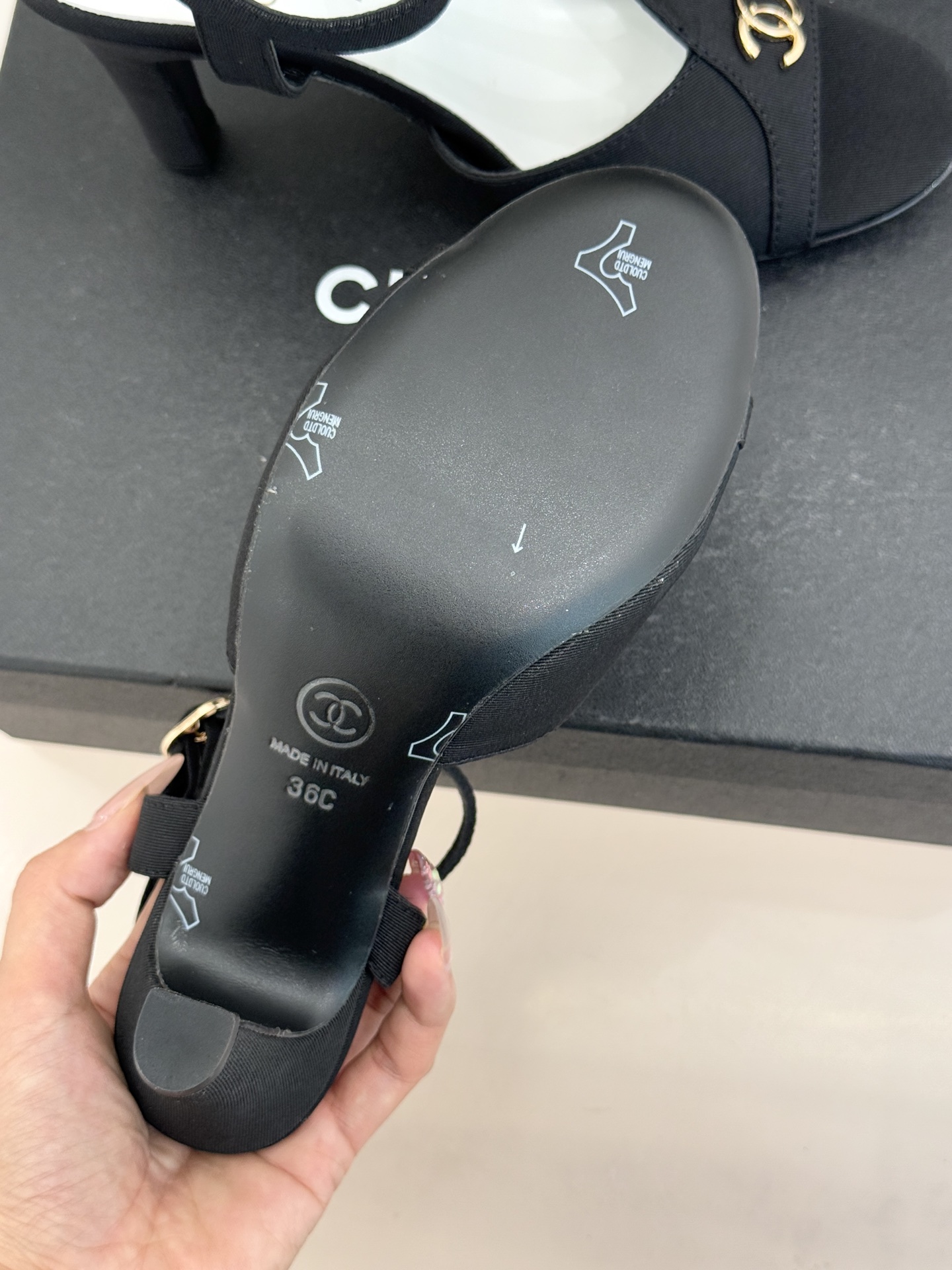 CHANE* ｜小香26P双C鱼嘴T字带高跟凉鞋将法式优雅刻入步履之间经典鱼嘴勾勒含蓄性感T字带利落修饰