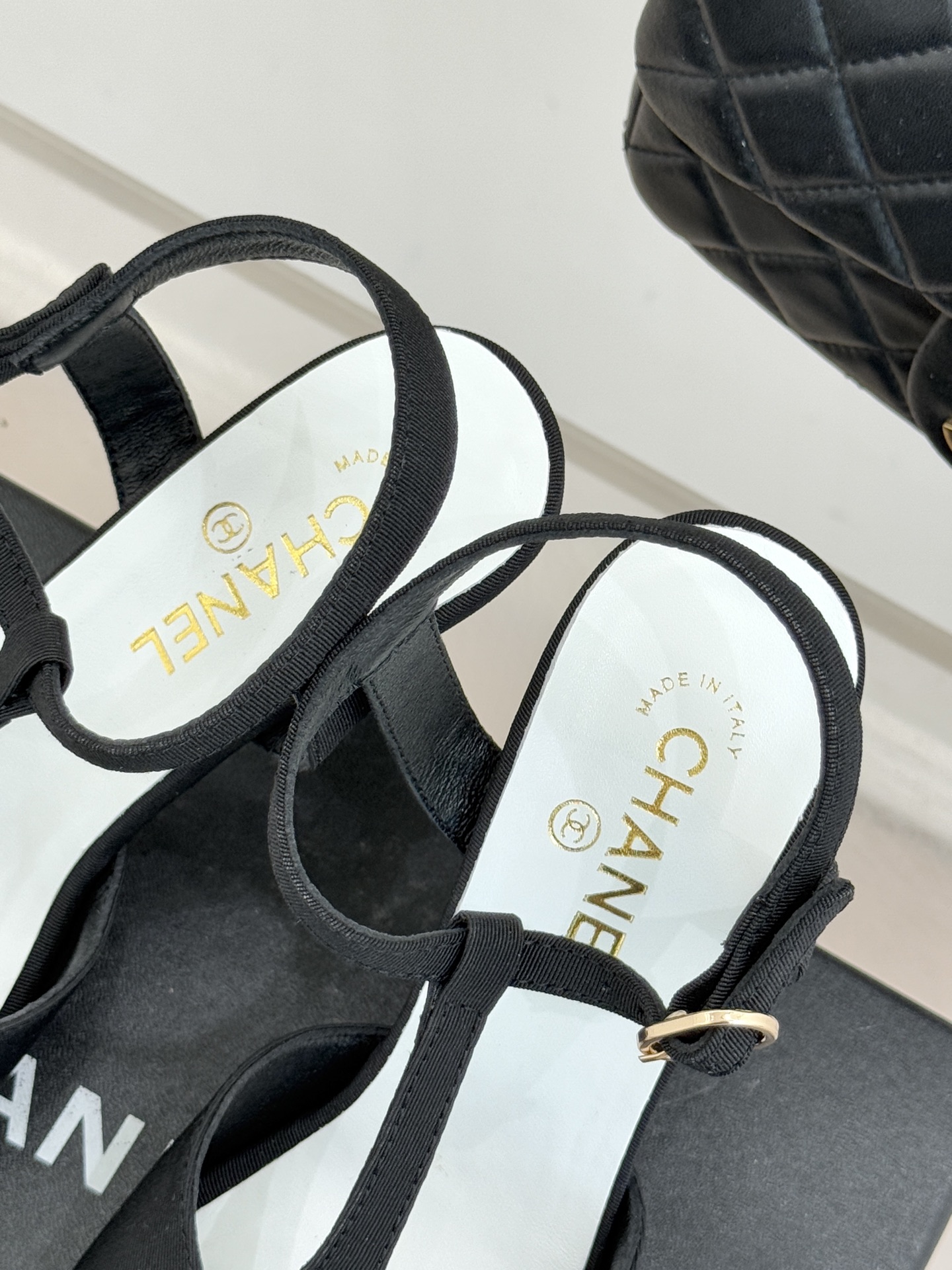 CHANE* ｜小香26P双C鱼嘴T字带高跟凉鞋将法式优雅刻入步履之间经典鱼嘴勾勒含蓄性感T字带利落修饰