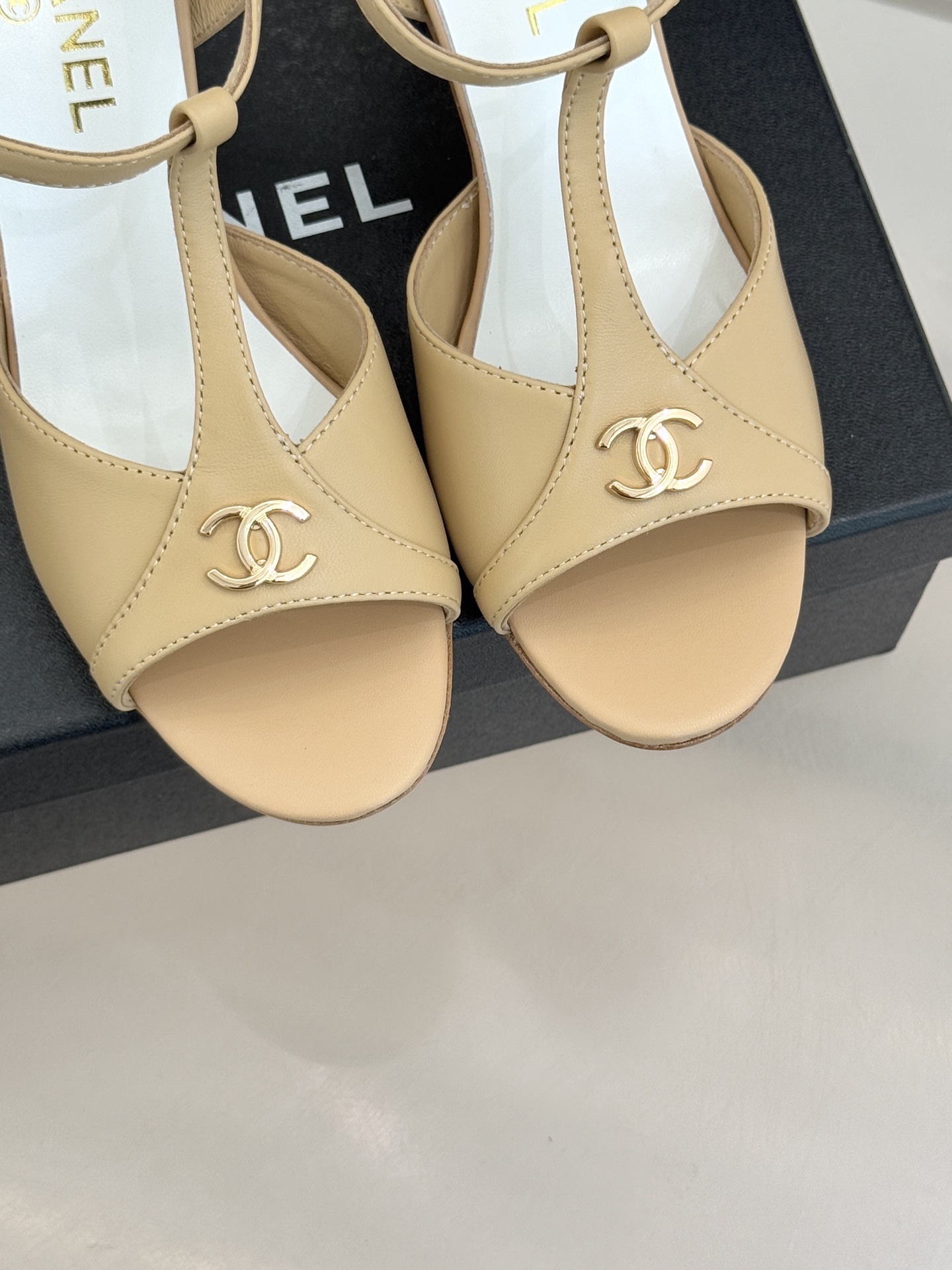 CHANE* ｜小香26P双C鱼嘴T字带高跟凉鞋将法式优雅刻入步履之间经典鱼嘴勾勒含蓄性感T字带利落修饰