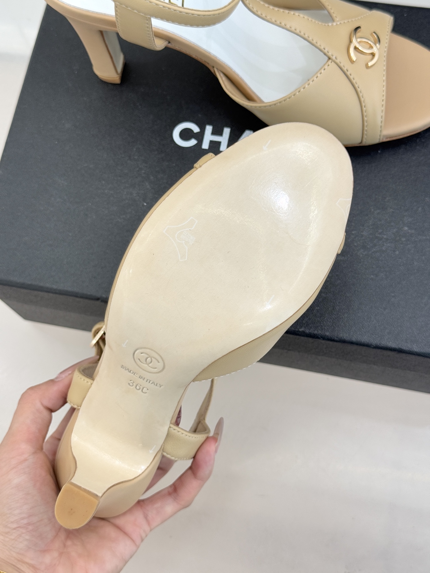 CHANE* ｜小香26P双C鱼嘴T字带高跟凉鞋将法式优雅刻入步履之间经典鱼嘴勾勒含蓄性感T字带利落修饰