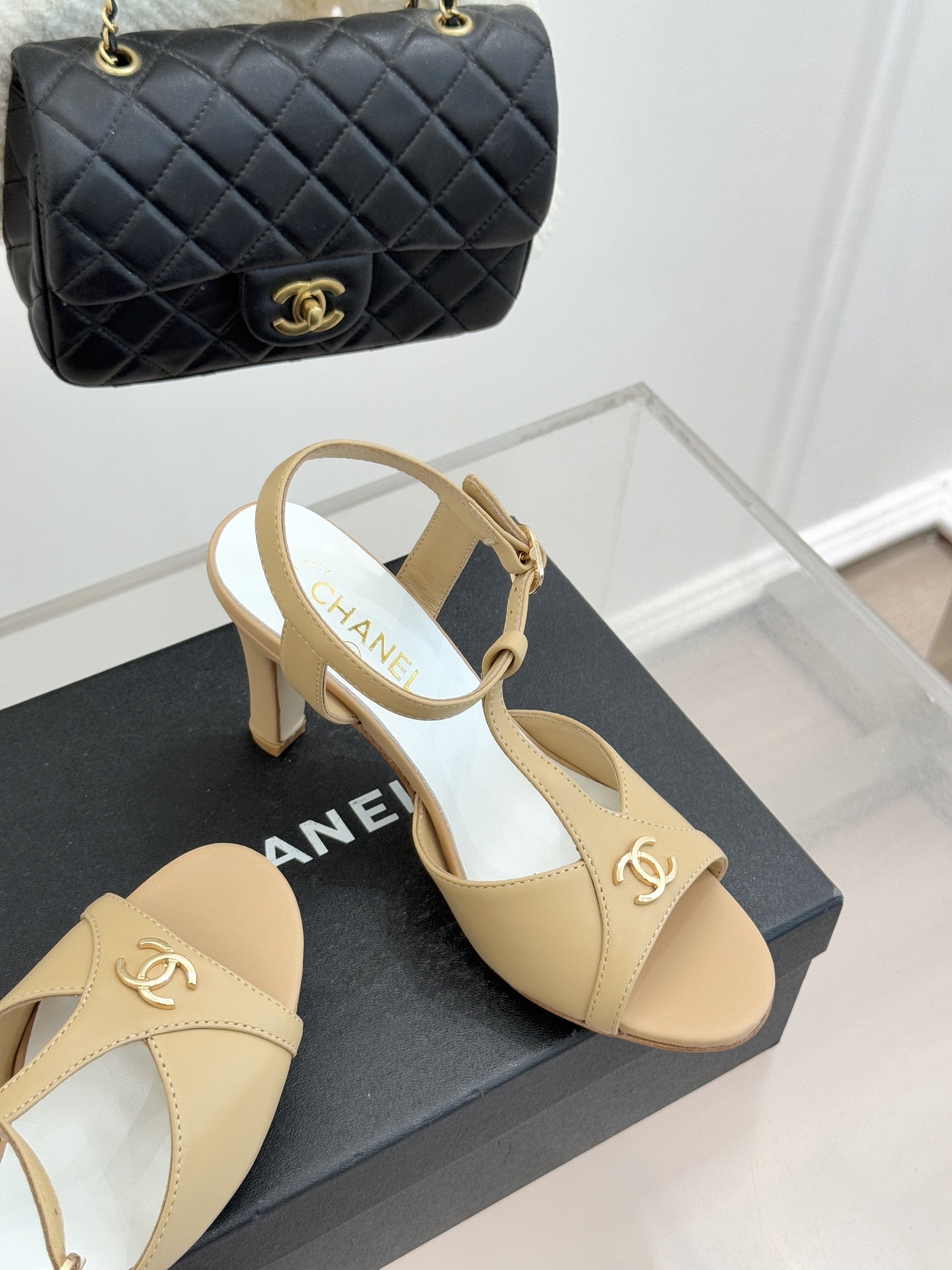 CHANE* ｜小香26P双C鱼嘴T字带高跟凉鞋将法式优雅刻入步履之间经典鱼嘴勾勒含蓄性感T字带利落修饰