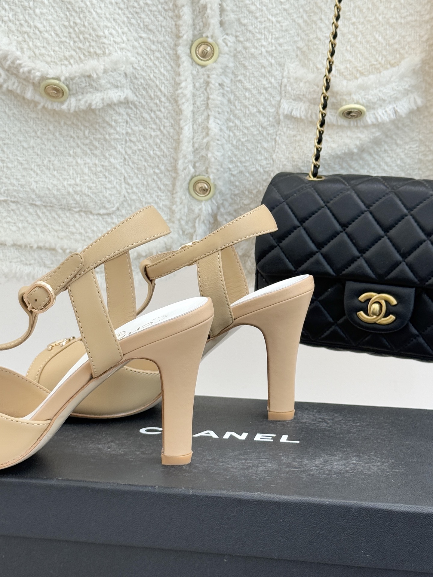 CHANE* ｜小香26P双C鱼嘴T字带高跟凉鞋将法式优雅刻入步履之间经典鱼嘴勾勒含蓄性感T字带利落修饰