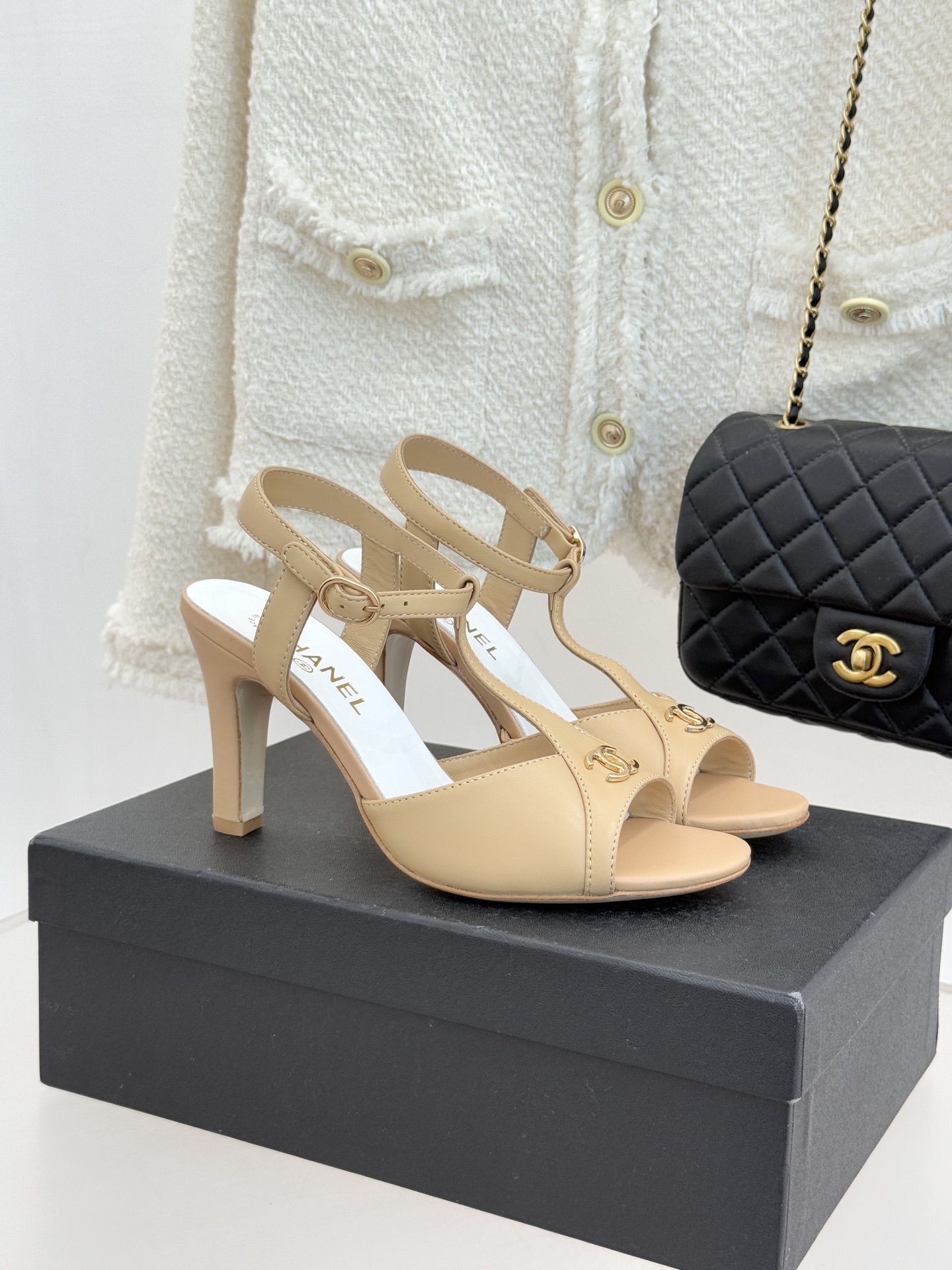 CHANE* ｜小香26P双C鱼嘴T字带高跟凉鞋将法式优雅刻入步履之间经典鱼嘴勾勒含蓄性感T字带利落修饰