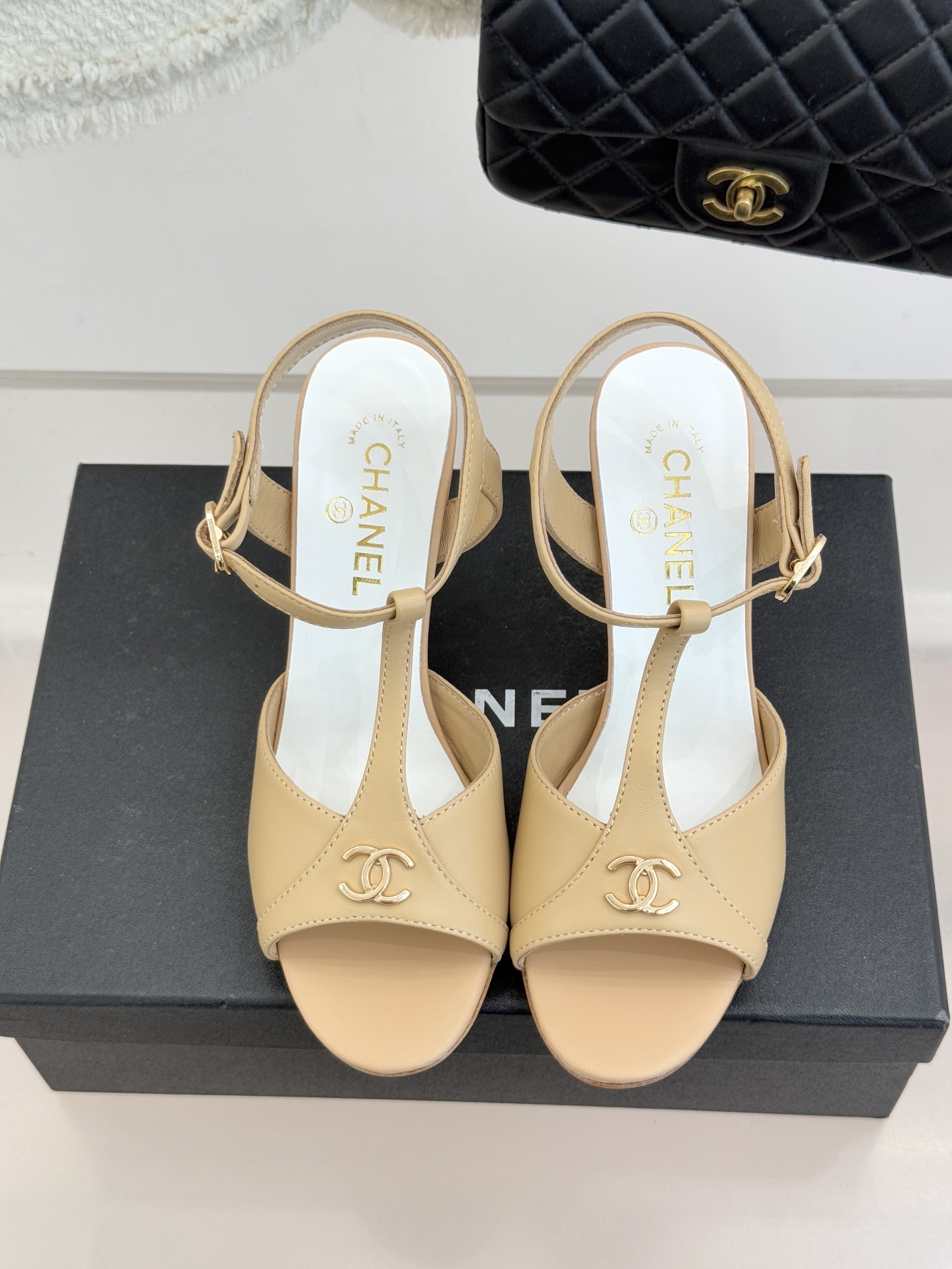 CHANE* ｜小香26P双C鱼嘴T字带高跟凉鞋将法式优雅刻入步履之间经典鱼嘴勾勒含蓄性感T字带利落修饰