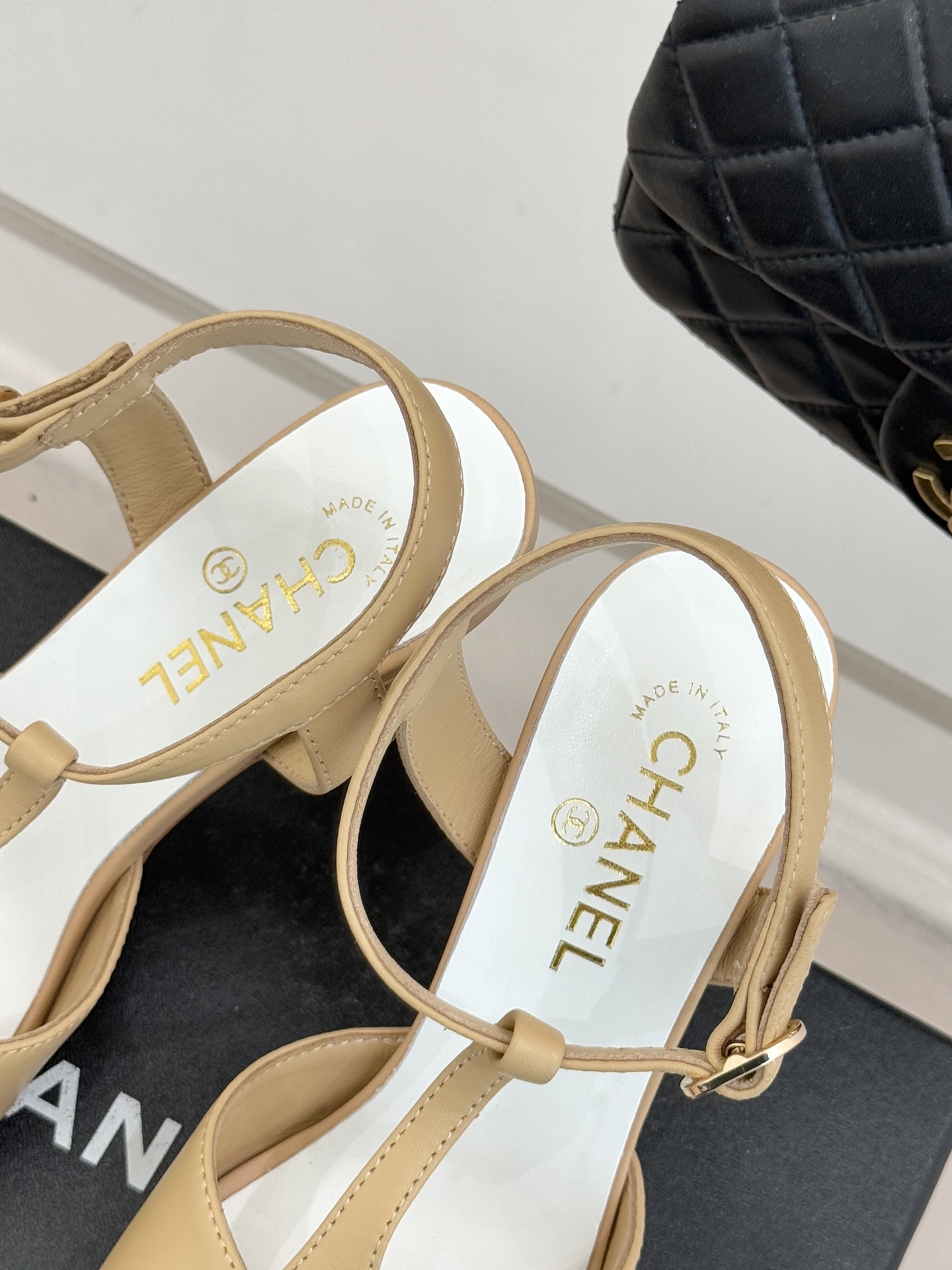 CHANE* ｜小香26P双C鱼嘴T字带高跟凉鞋将法式优雅刻入步履之间经典鱼嘴勾勒含蓄性感T字带利落修饰