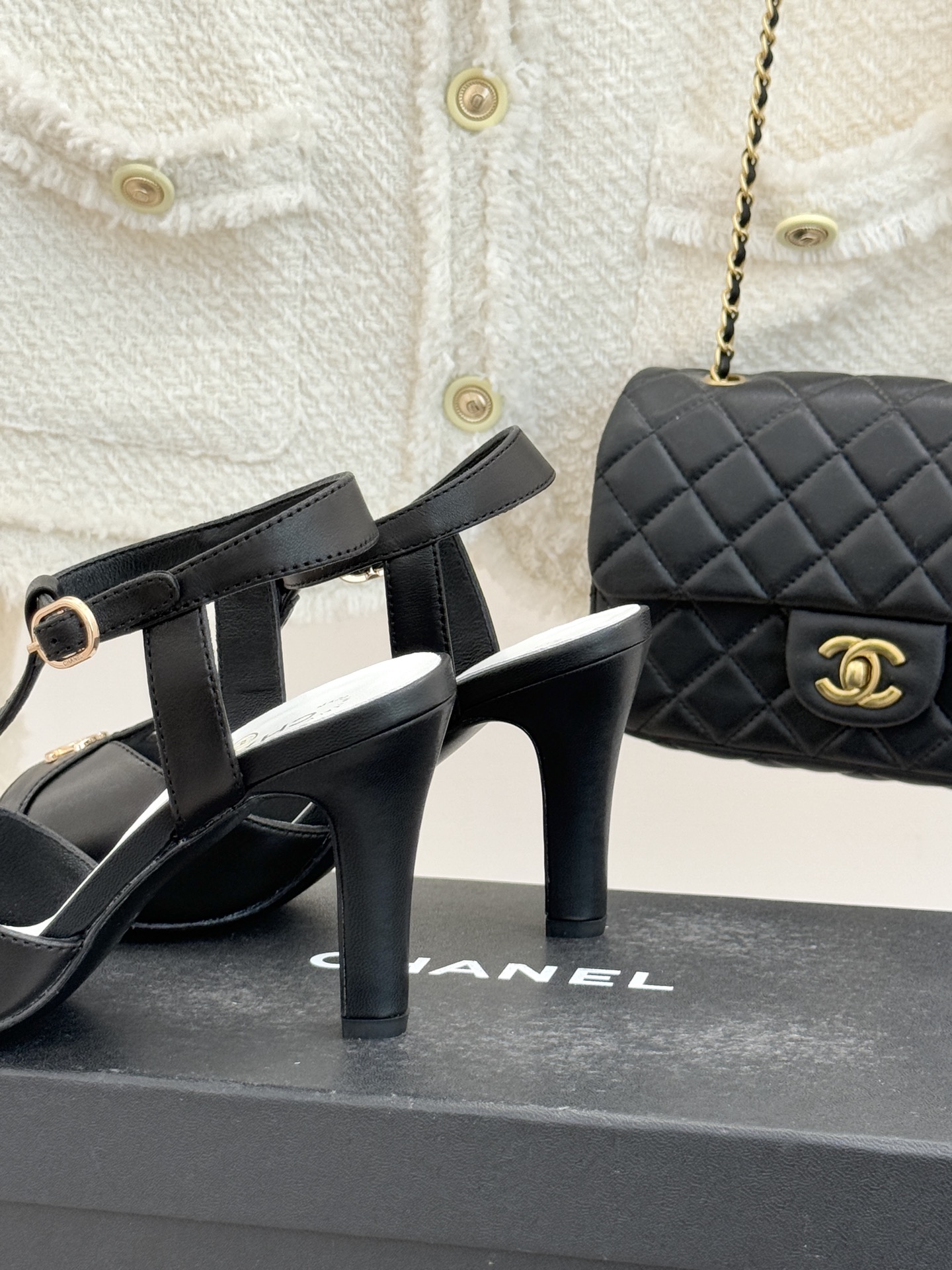 CHANE* ｜小香26P双C鱼嘴T字带高跟凉鞋将法式优雅刻入步履之间经典鱼嘴勾勒含蓄性感T字带利落修饰