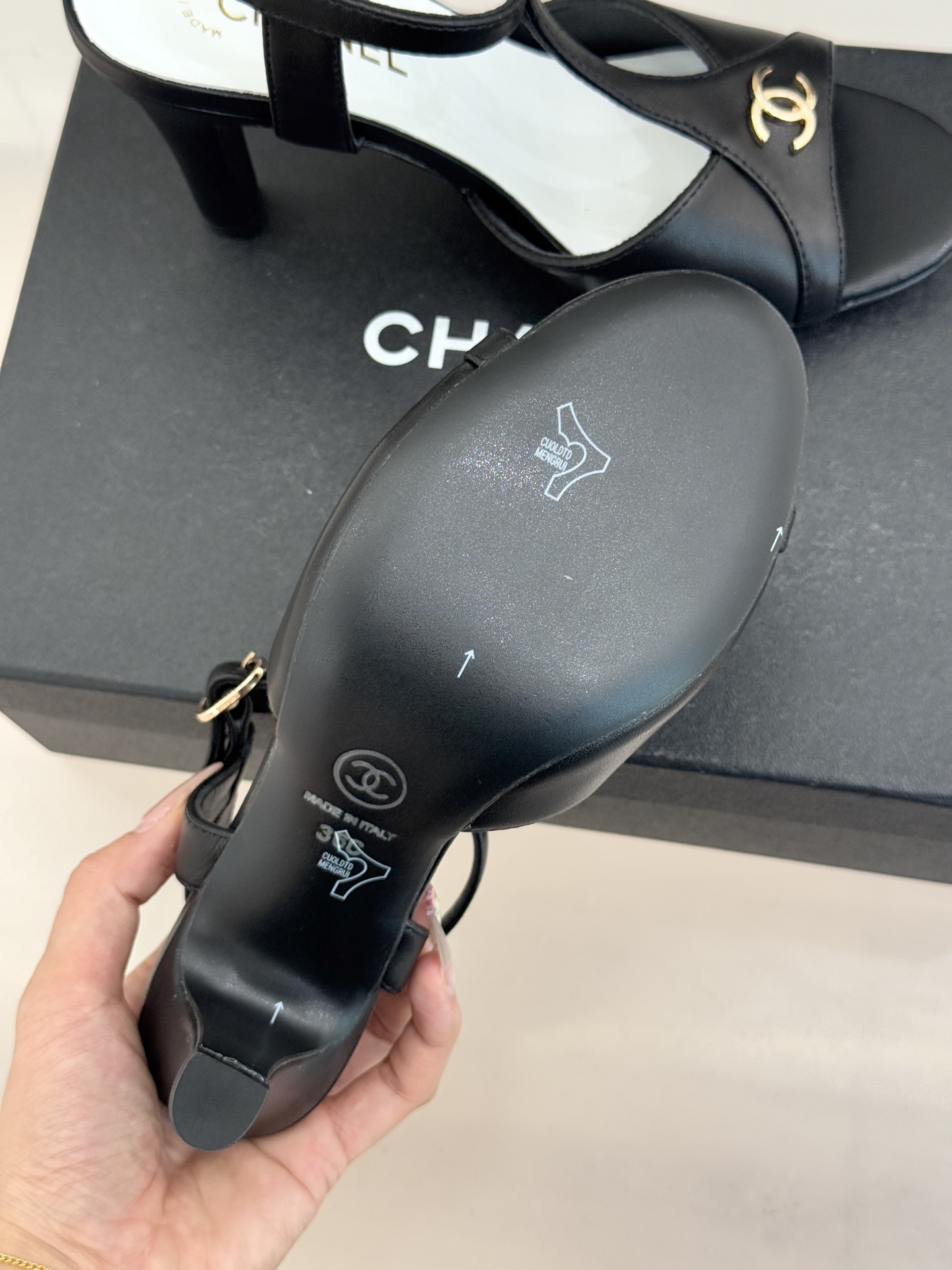 CHANE* ｜小香26P双C鱼嘴T字带高跟凉鞋将法式优雅刻入步履之间经典鱼嘴勾勒含蓄性感T字带利落修饰