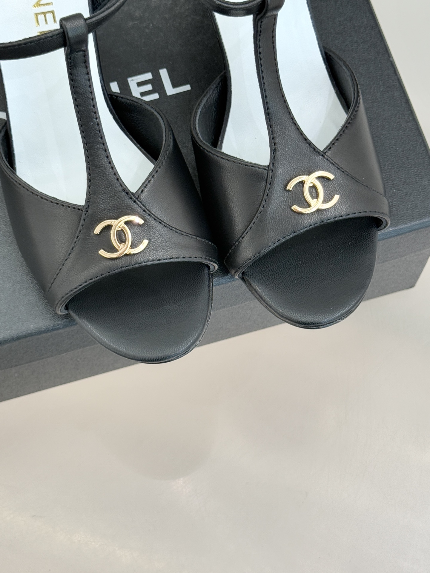 CHANE* ｜小香26P双C鱼嘴T字带高跟凉鞋将法式优雅刻入步履之间经典鱼嘴勾勒含蓄性感T字带利落修饰