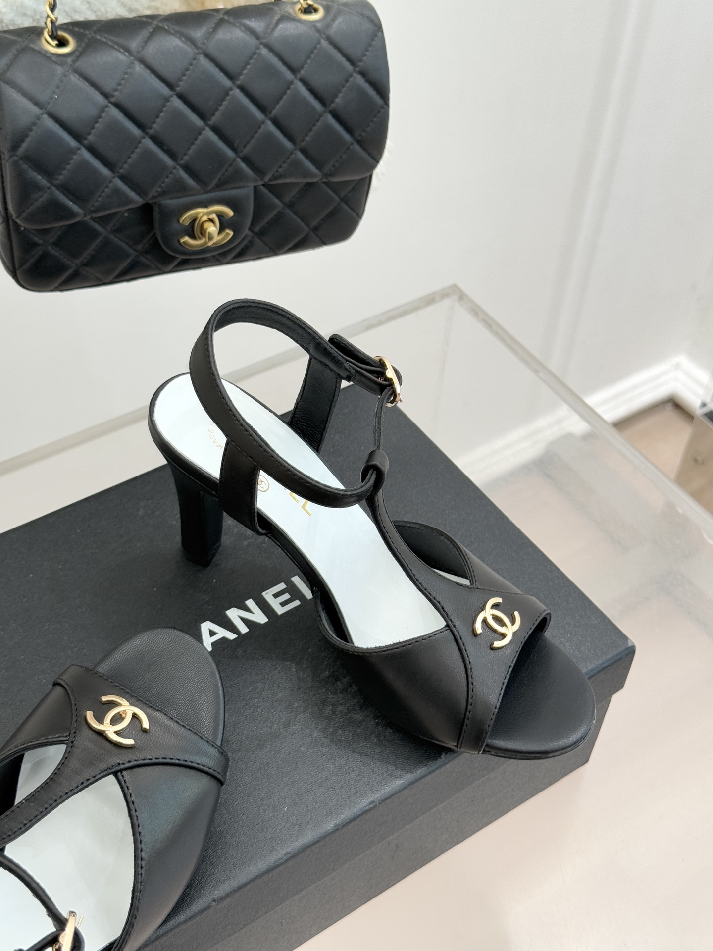 CHANE* ｜小香26P双C鱼嘴T字带高跟凉鞋将法式优雅刻入步履之间经典鱼嘴勾勒含蓄性感T字带利落修饰