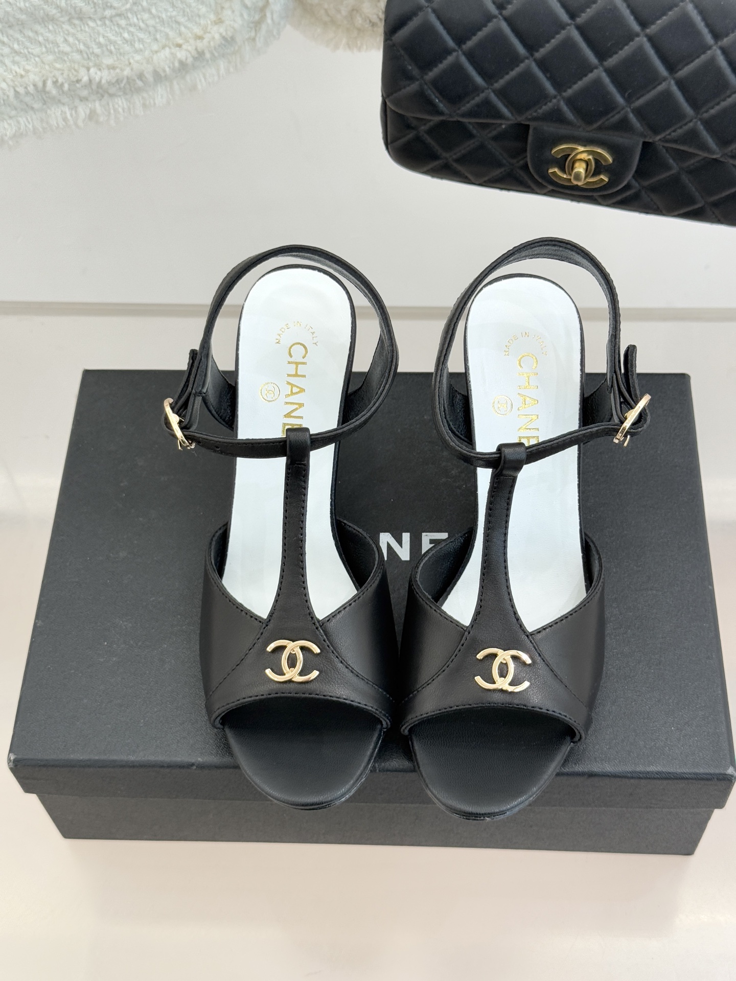 CHANE* ｜小香26P双C鱼嘴T字带高跟凉鞋将法式优雅刻入步履之间经典鱼嘴勾勒含蓄性感T字带利落修饰