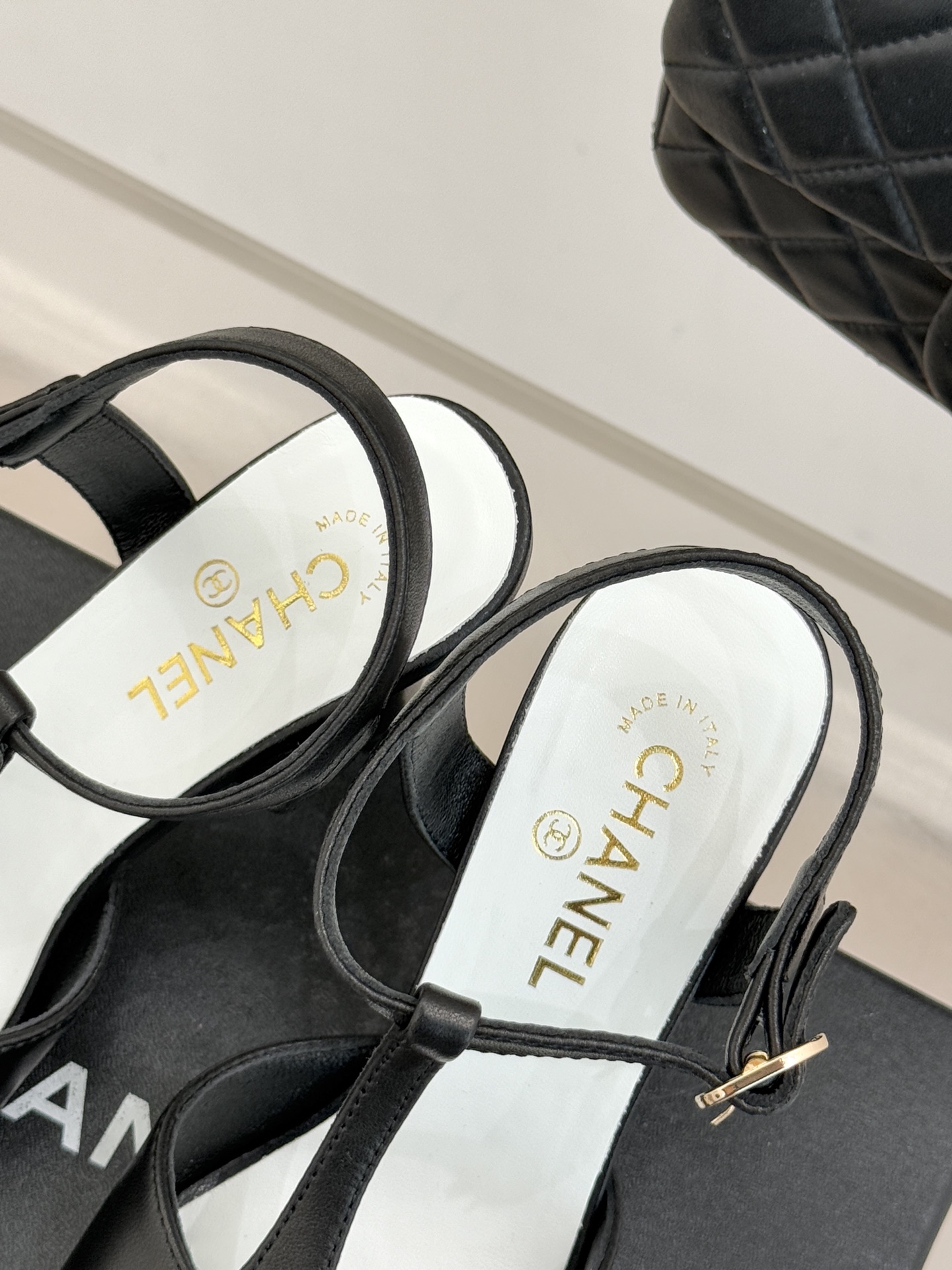 CHANE* ｜小香26P双C鱼嘴T字带高跟凉鞋将法式优雅刻入步履之间经典鱼嘴勾勒含蓄性感T字带利落修饰