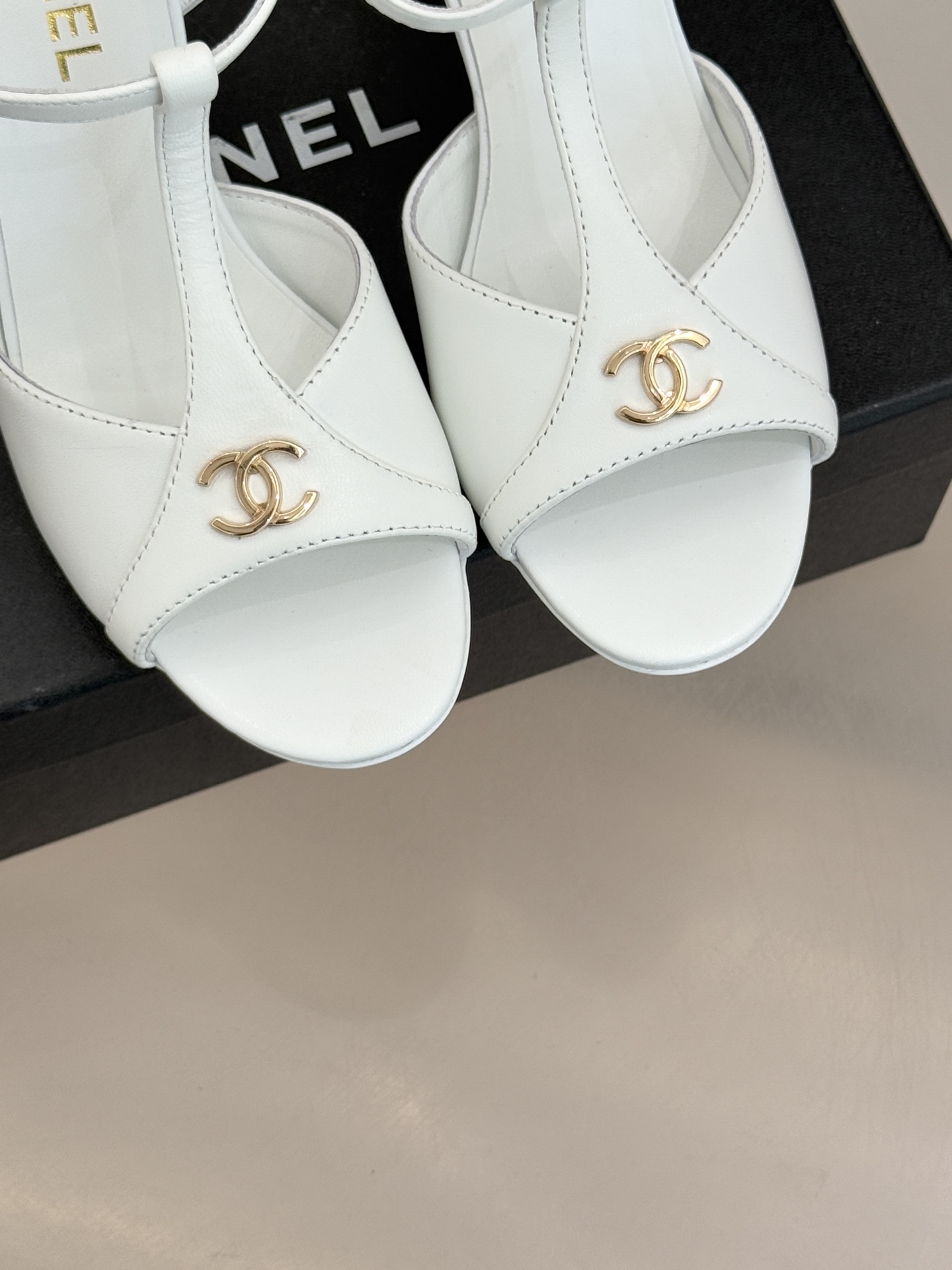 CHANE* ｜小香26P双C鱼嘴T字带高跟凉鞋将法式优雅刻入步履之间经典鱼嘴勾勒含蓄性感T字带利落修饰