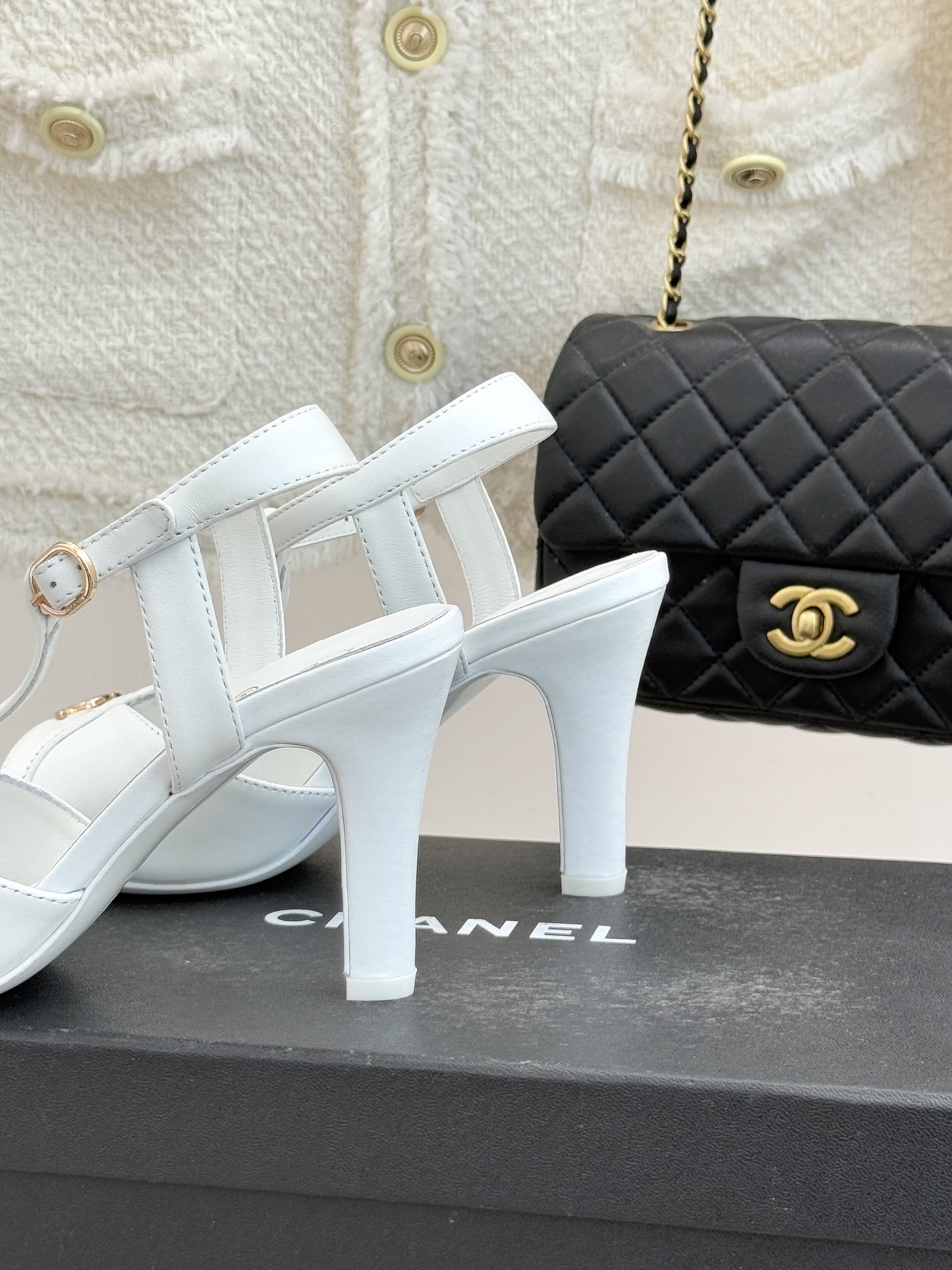 CHANE* ｜小香26P双C鱼嘴T字带高跟凉鞋将法式优雅刻入步履之间经典鱼嘴勾勒含蓄性感T字带利落修饰