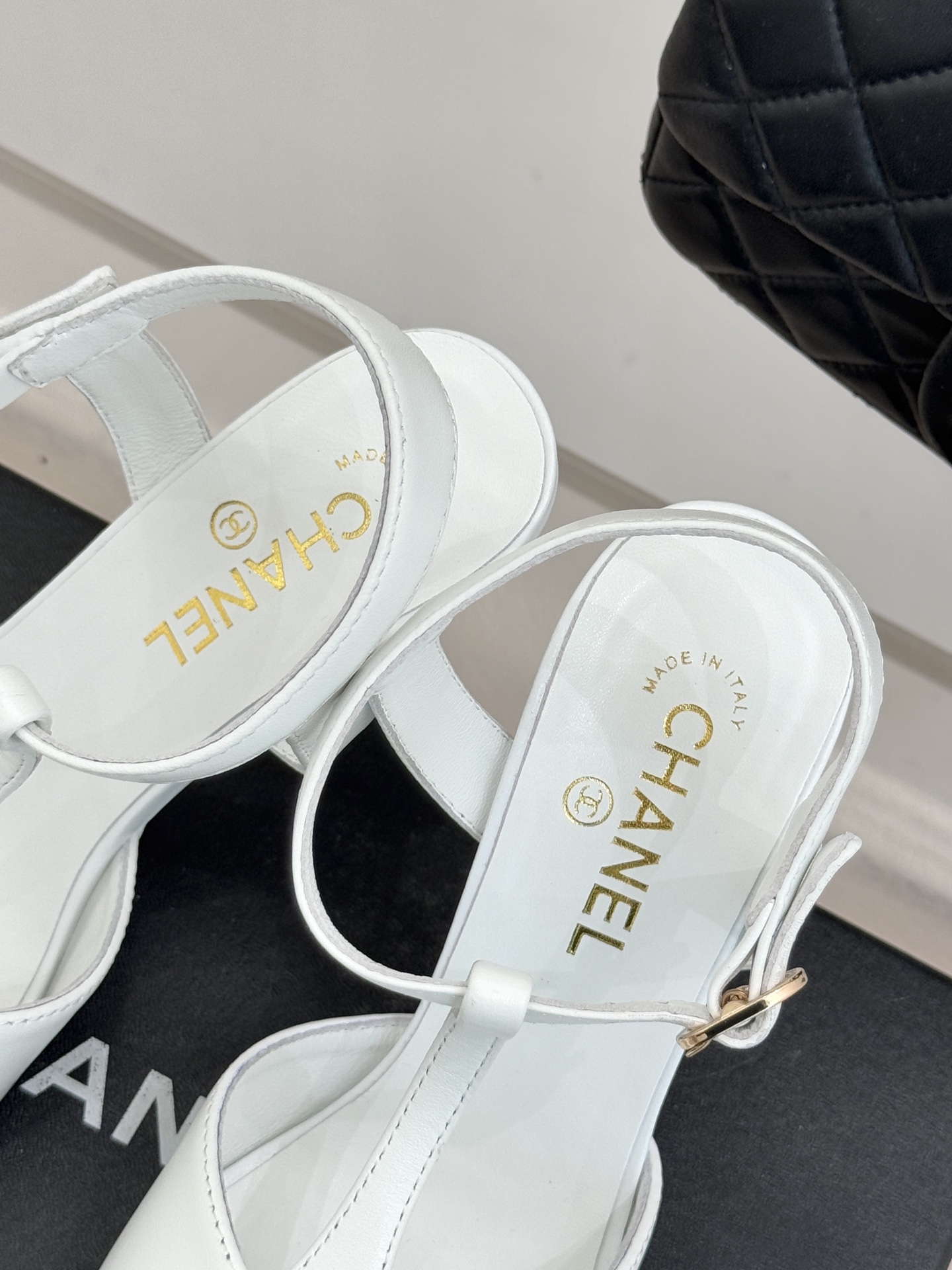 CHANE* ｜小香26P双C鱼嘴T字带高跟凉鞋将法式优雅刻入步履之间经典鱼嘴勾勒含蓄性感T字带利落修饰