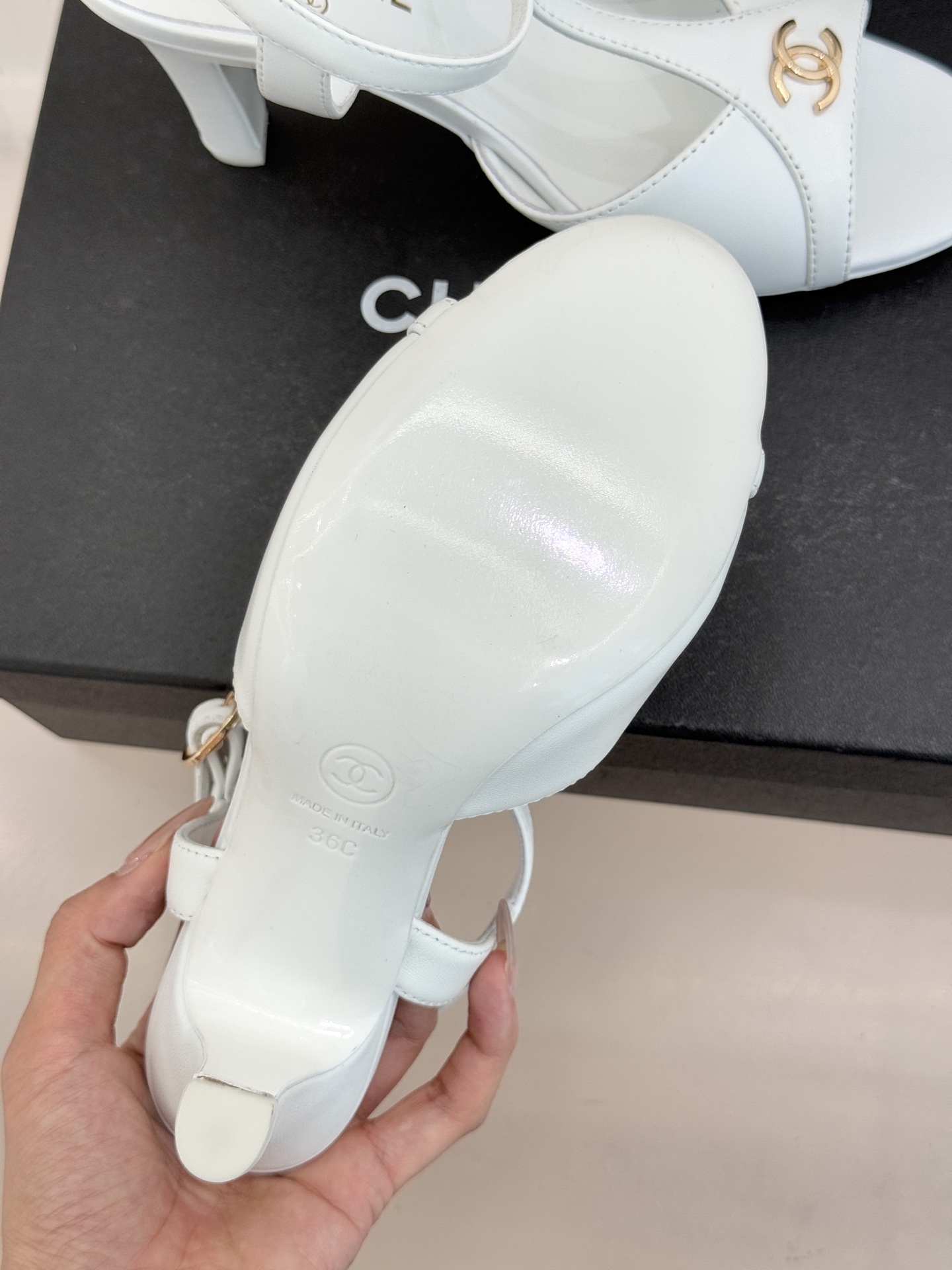 CHANE* ｜小香26P双C鱼嘴T字带高跟凉鞋将法式优雅刻入步履之间经典鱼嘴勾勒含蓄性感T字带利落修饰