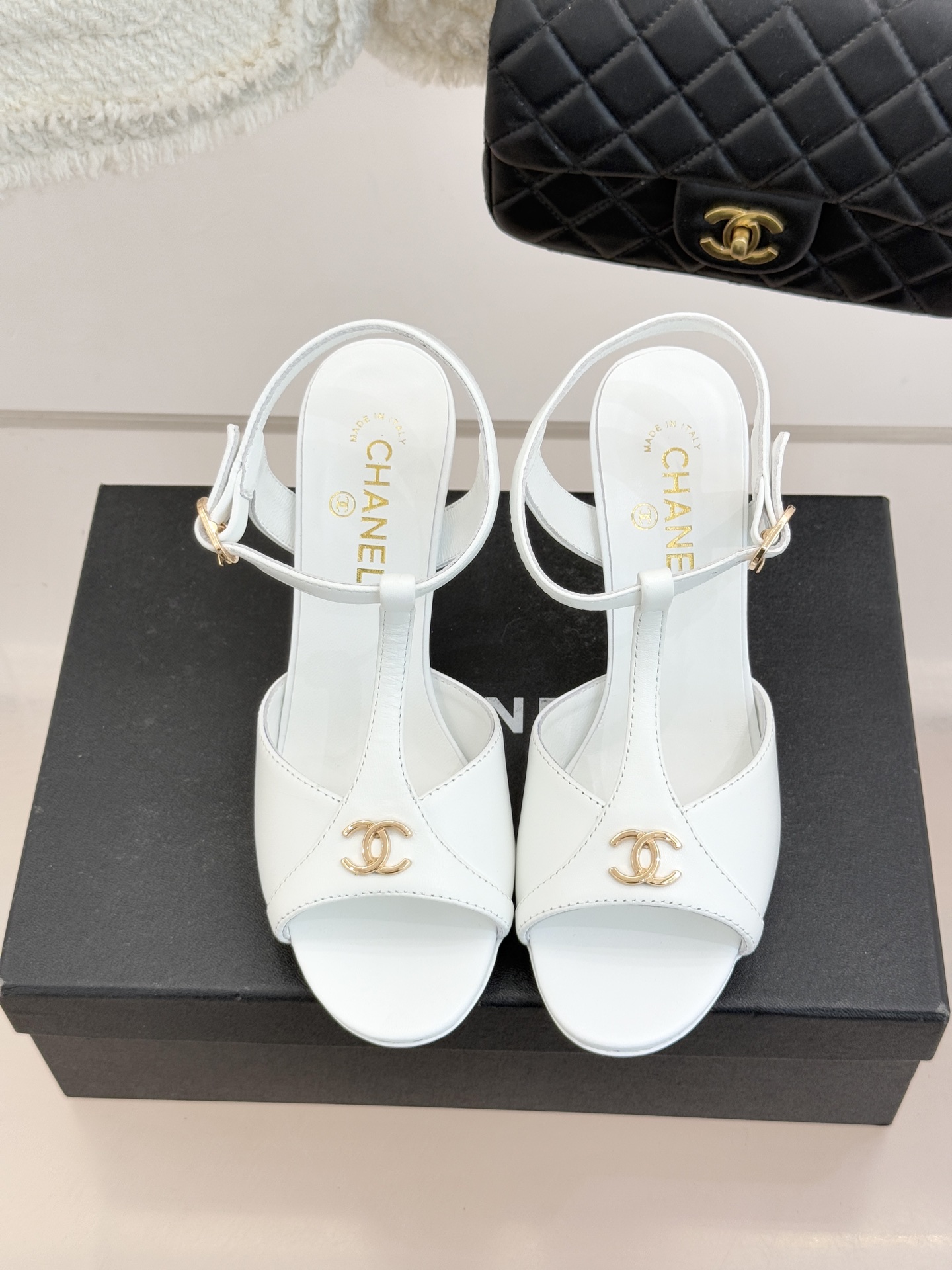 CHANE* ｜小香26P双C鱼嘴T字带高跟凉鞋将法式优雅刻入步履之间经典鱼嘴勾勒含蓄性感T字带利落修饰