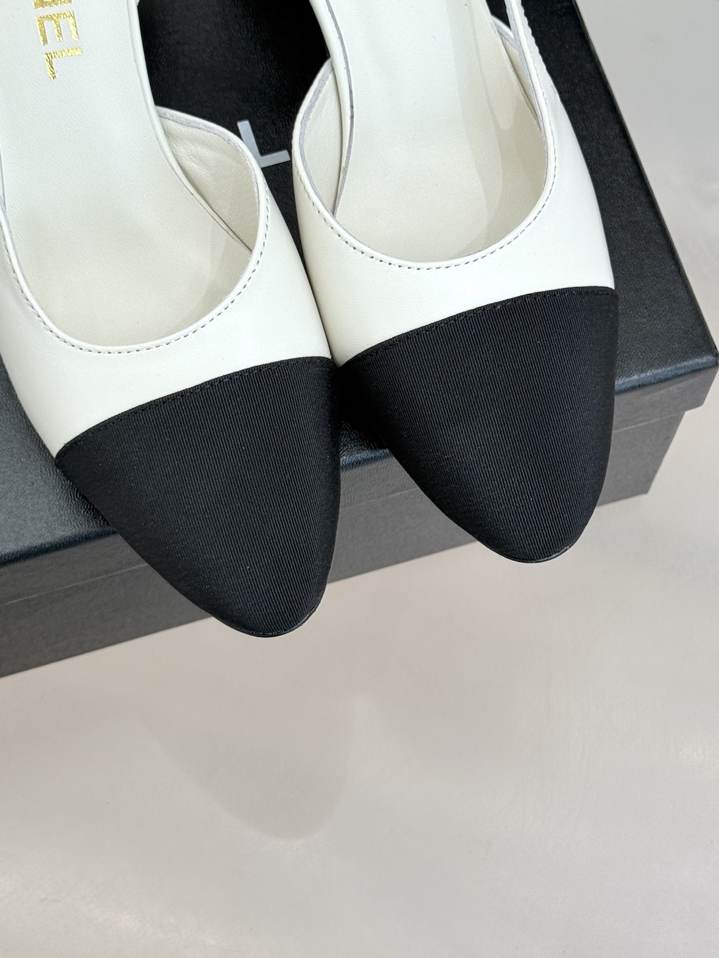 CHANE* ｜小香经典拼色巨型珍珠跟后空凉鞋将法式优雅与当代美学完美融合。复古拼色鞋面层次分明利落线条