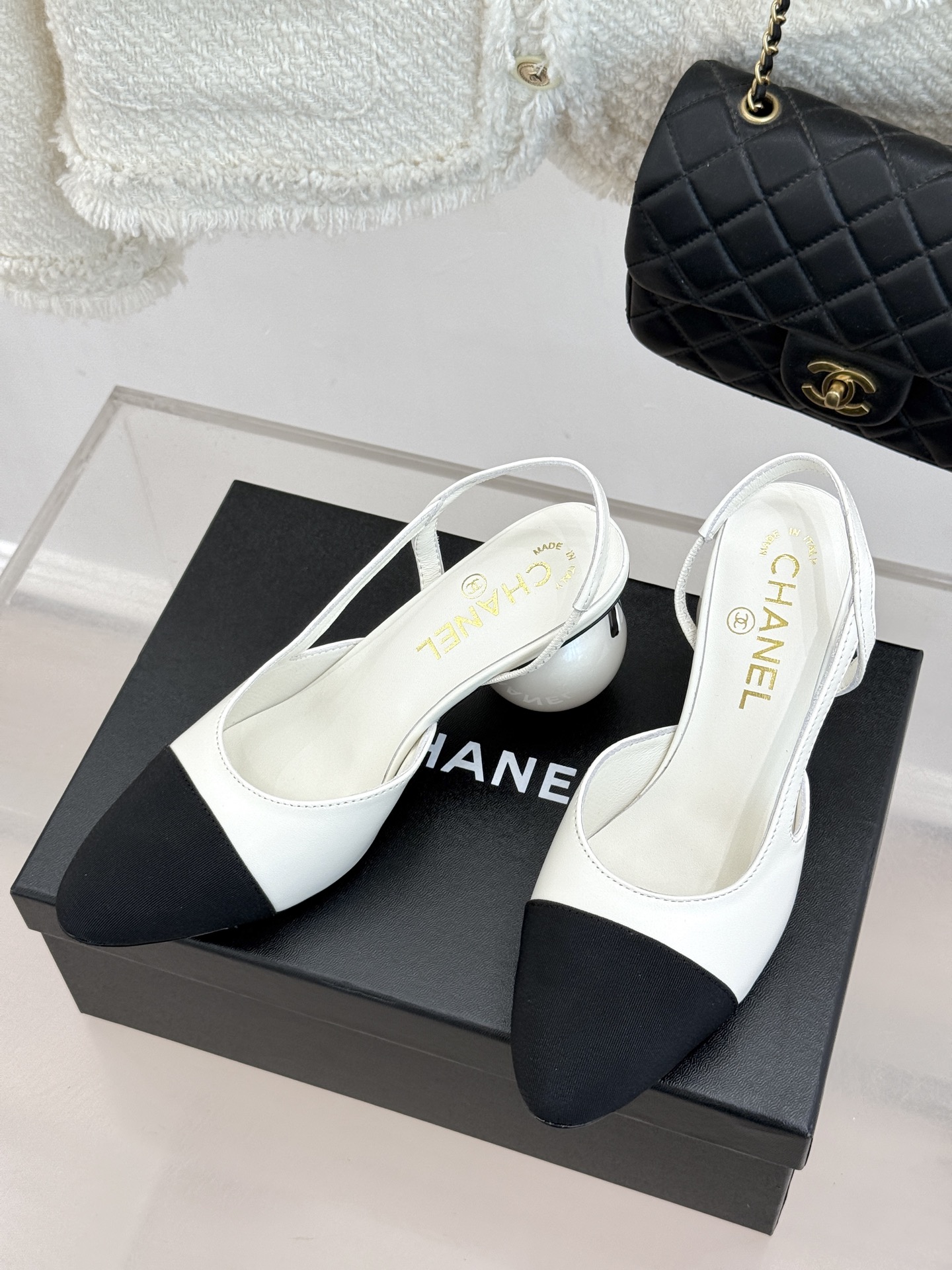 CHANE* ｜小香经典拼色巨型珍珠跟后空凉鞋将法式优雅与当代美学完美融合。复古拼色鞋面层次分明利落线条