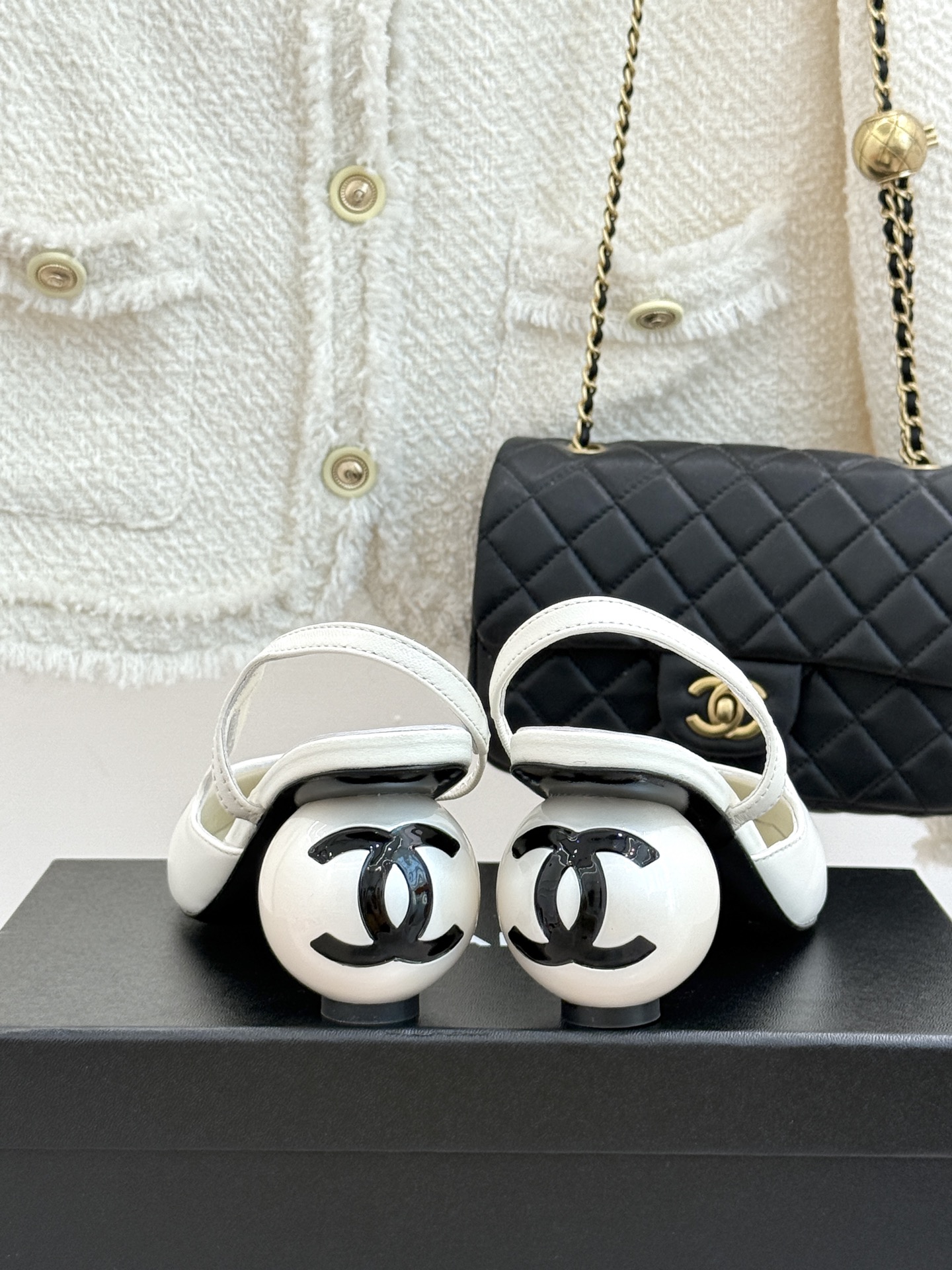 CHANE* ｜小香经典拼色巨型珍珠跟后空凉鞋将法式优雅与当代美学完美融合。复古拼色鞋面层次分明利落线条