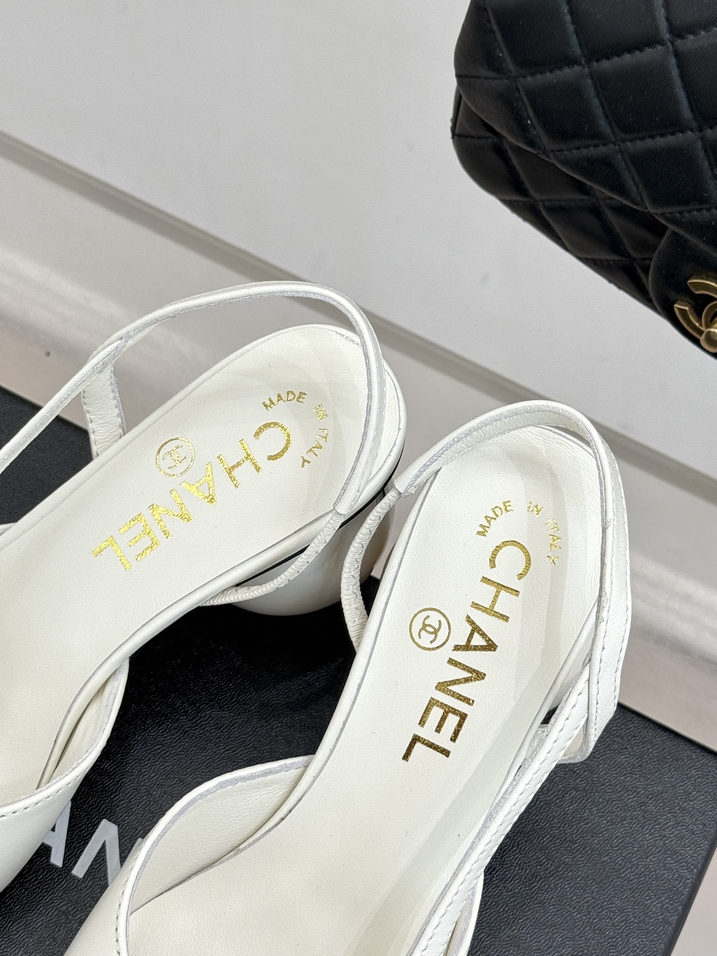 CHANE* ｜小香经典拼色巨型珍珠跟后空凉鞋将法式优雅与当代美学完美融合。复古拼色鞋面层次分明利落线条