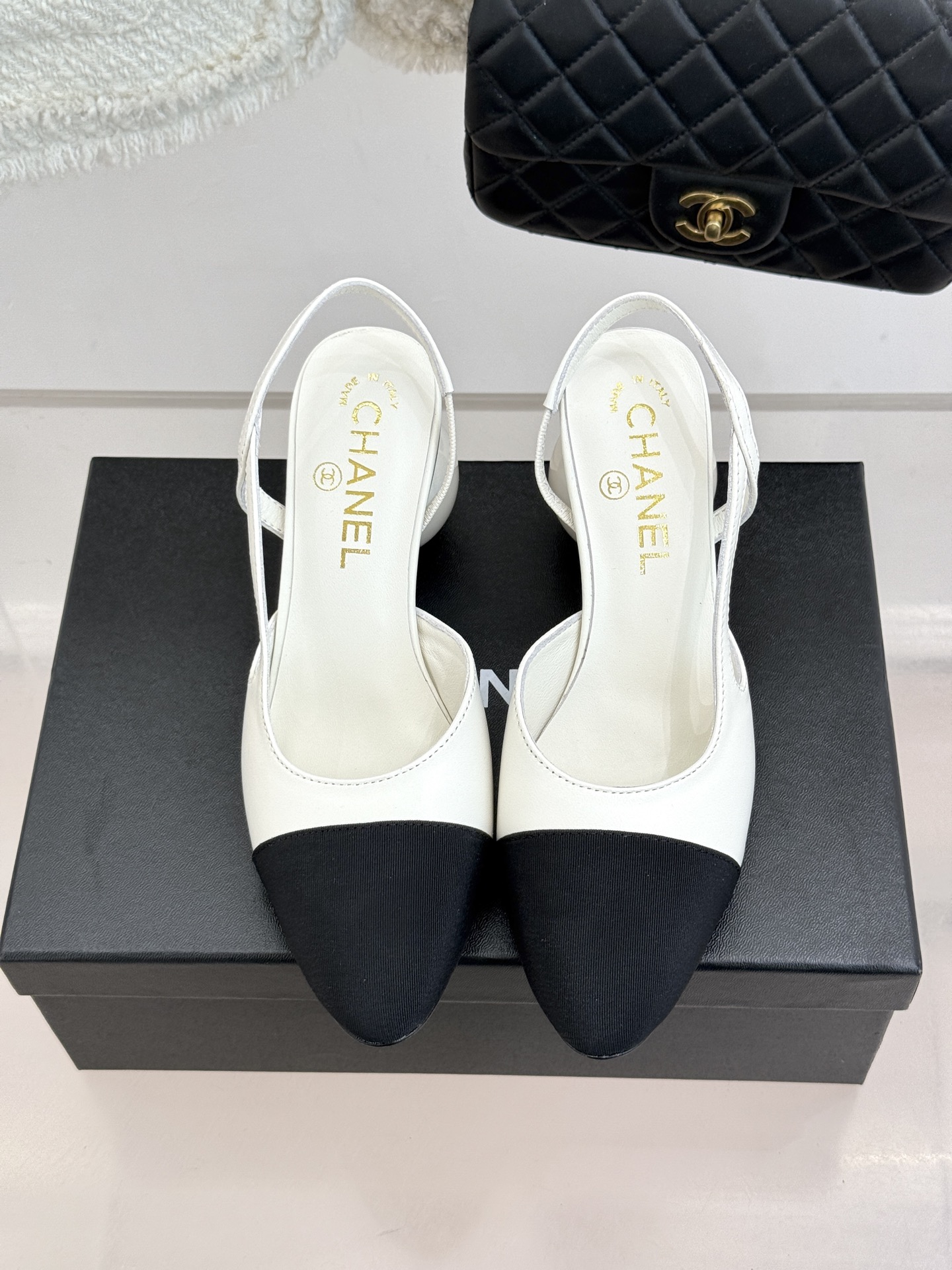 CHANE* ｜小香经典拼色巨型珍珠跟后空凉鞋将法式优雅与当代美学完美融合。复古拼色鞋面层次分明利落线条