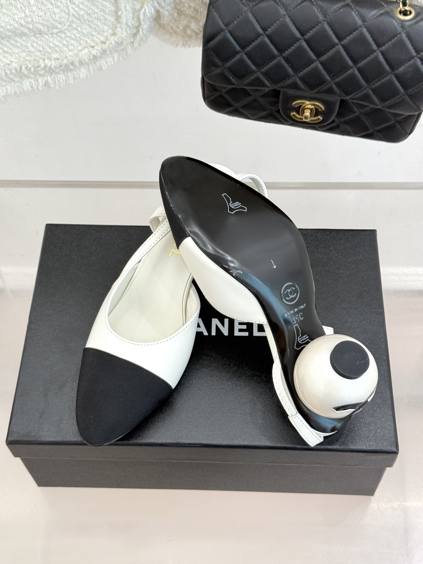 CHANE* ｜小香经典拼色巨型珍珠跟后空凉鞋将法式优雅与当代美学完美融合。复古拼色鞋面层次分明利落线条