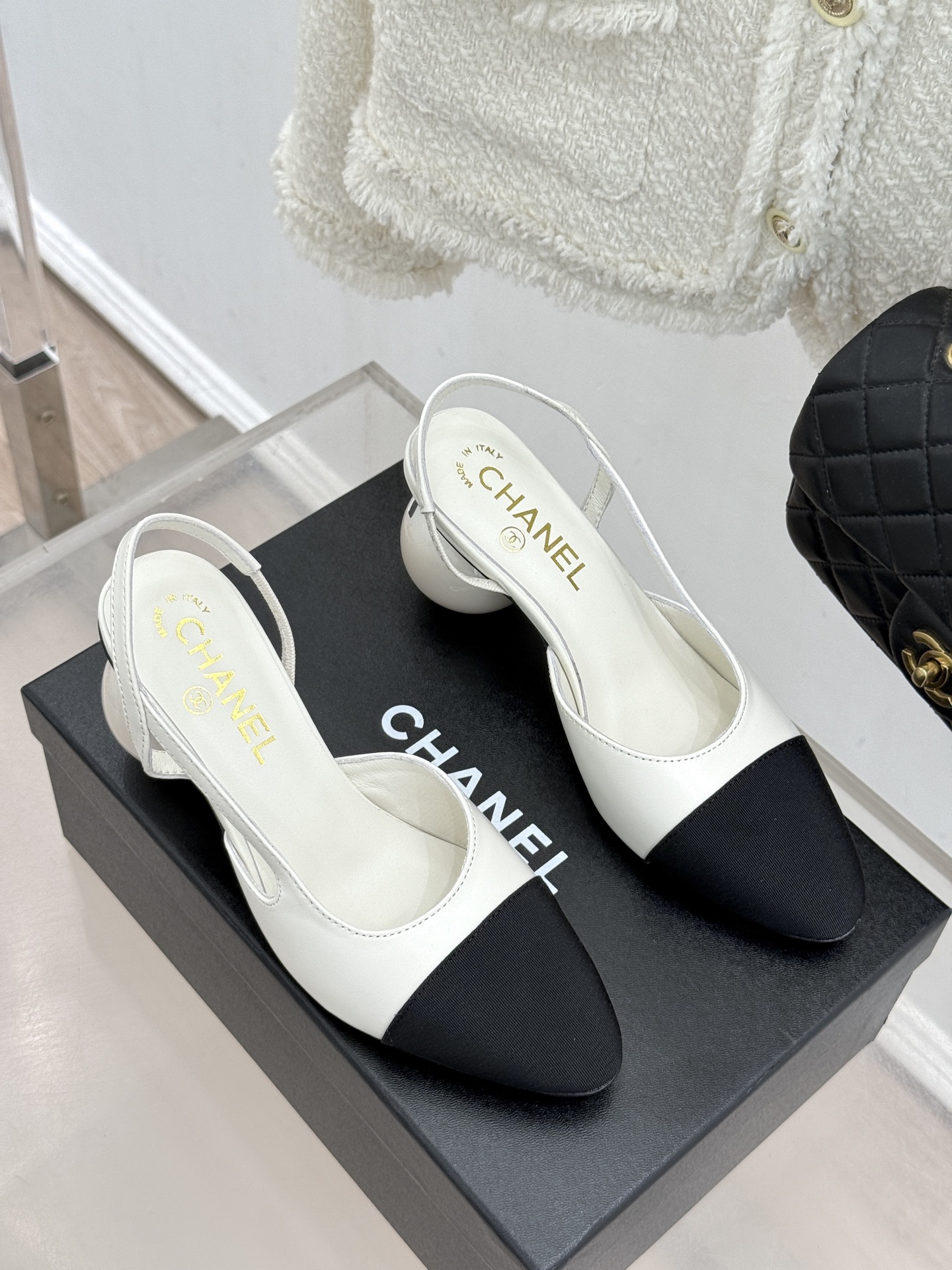 CHANE* ｜小香经典拼色巨型珍珠跟后空凉鞋将法式优雅与当代美学完美融合。复古拼色鞋面层次分明利落线条