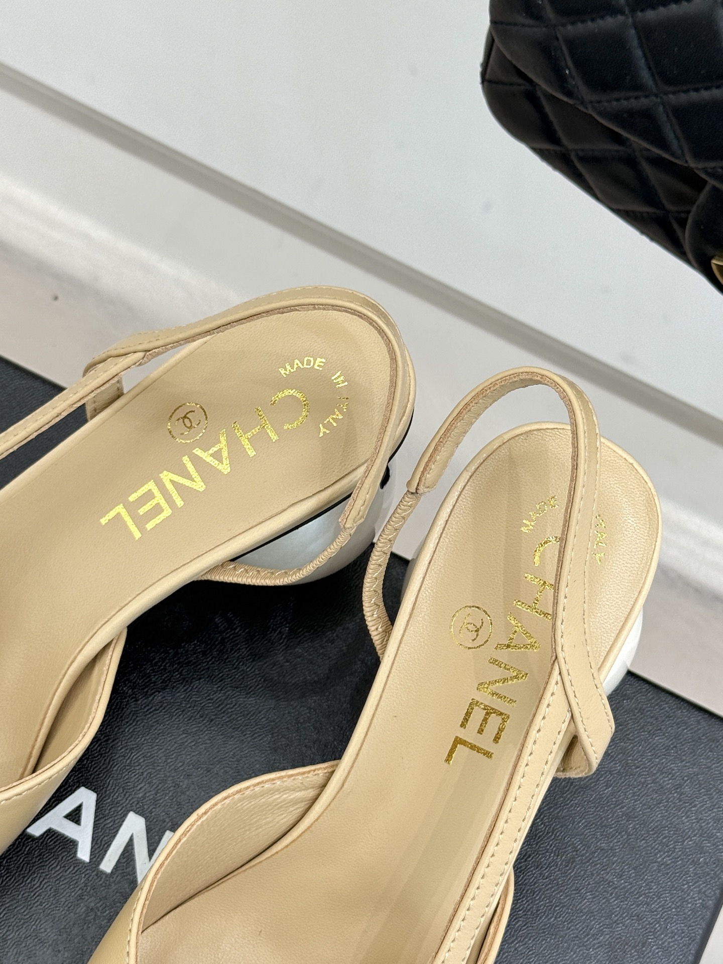 CHANE* ｜小香经典拼色巨型珍珠跟后空凉鞋将法式优雅与当代美学完美融合。复古拼色鞋面层次分明利落线条