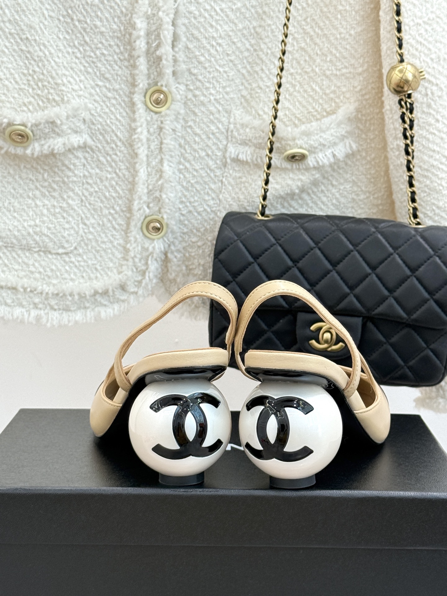 CHANE* ｜小香经典拼色巨型珍珠跟后空凉鞋将法式优雅与当代美学完美融合。复古拼色鞋面层次分明利落线条