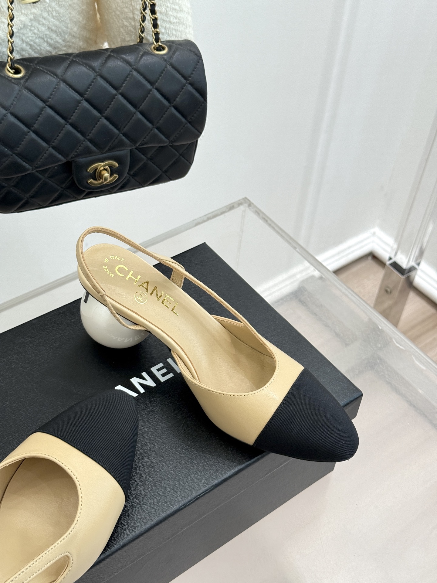 CHANE* ｜小香经典拼色巨型珍珠跟后空凉鞋将法式优雅与当代美学完美融合。复古拼色鞋面层次分明利落线条