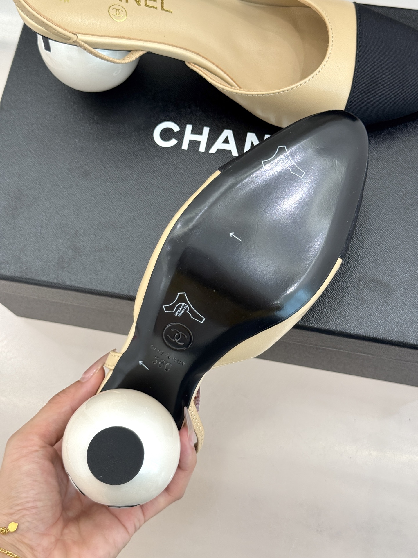 CHANE* ｜小香经典拼色巨型珍珠跟后空凉鞋将法式优雅与当代美学完美融合。复古拼色鞋面层次分明利落线条