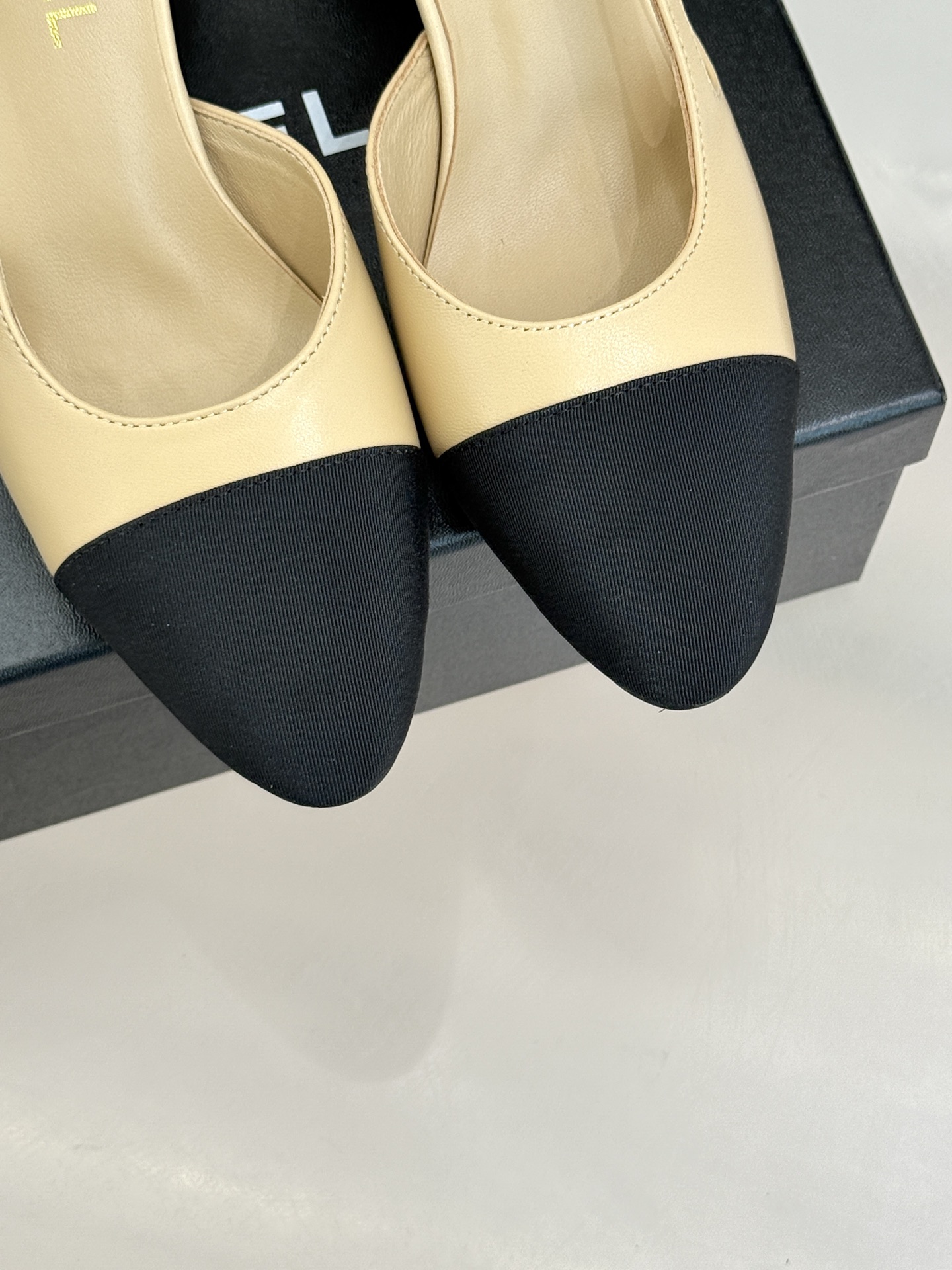 CHANE* ｜小香经典拼色巨型珍珠跟后空凉鞋将法式优雅与当代美学完美融合。复古拼色鞋面层次分明利落线条