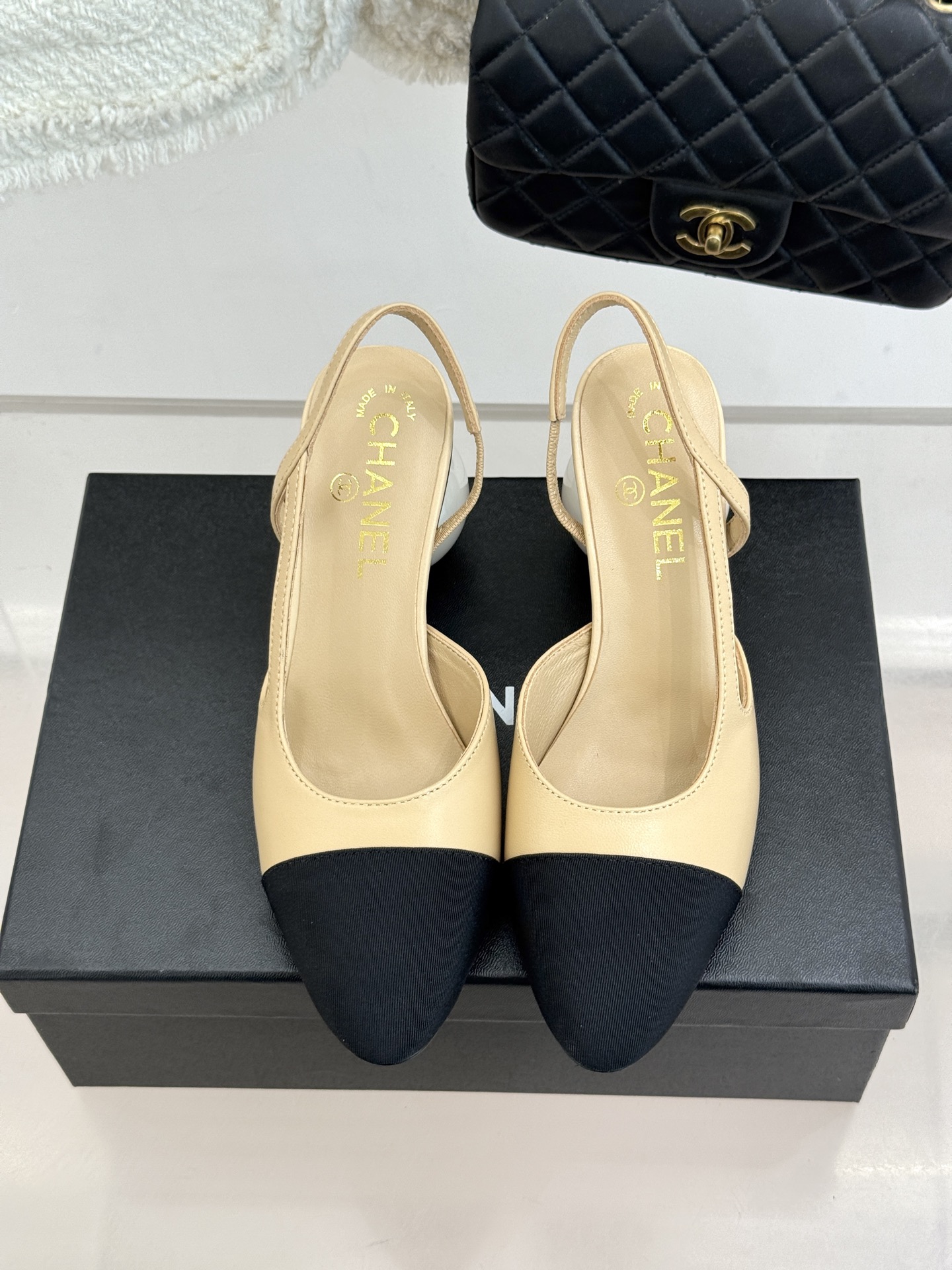 CHANE* ｜小香经典拼色巨型珍珠跟后空凉鞋将法式优雅与当代美学完美融合。复古拼色鞋面层次分明利落线条