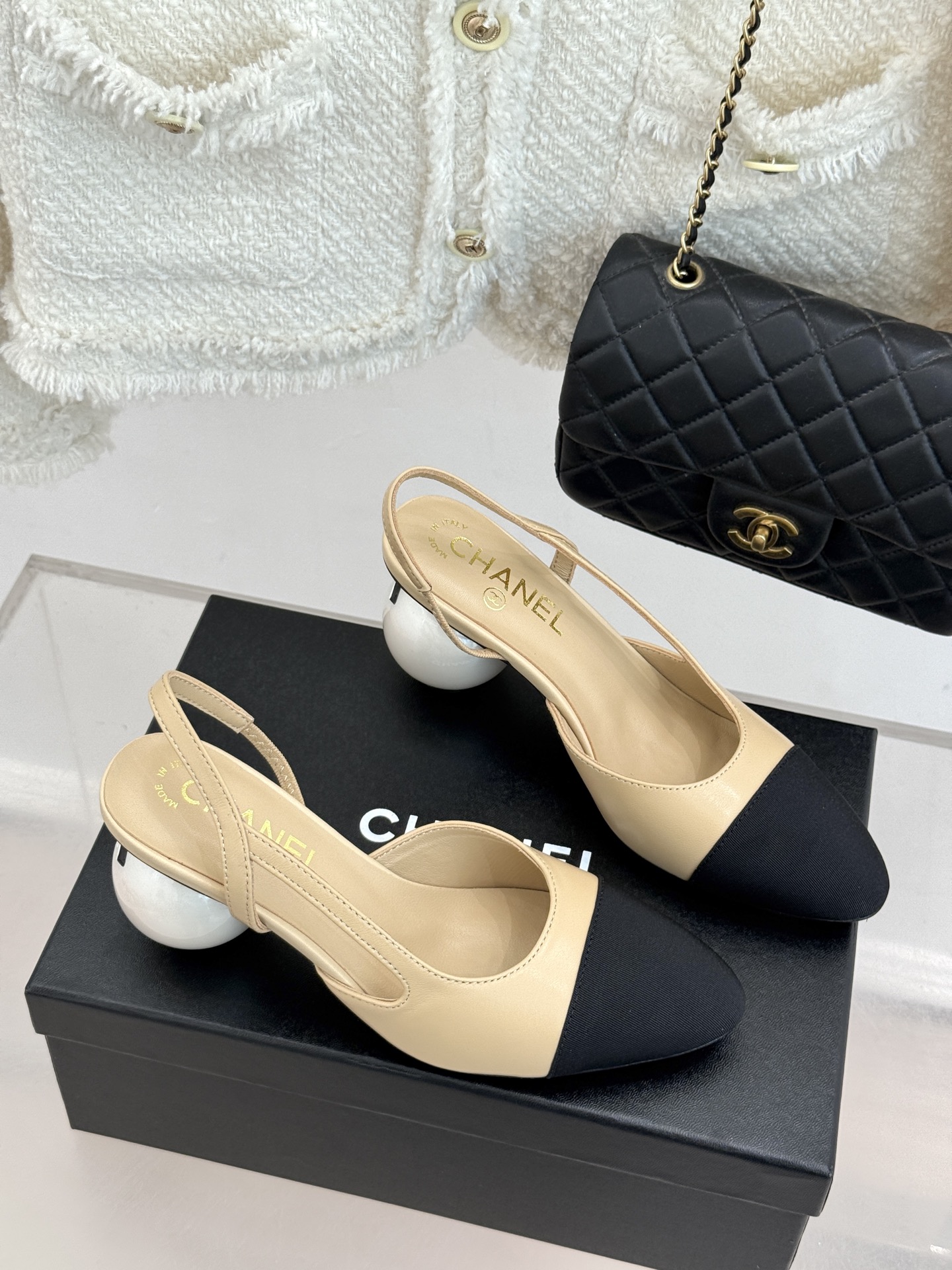 CHANE* ｜小香经典拼色巨型珍珠跟后空凉鞋将法式优雅与当代美学完美融合。复古拼色鞋面层次分明利落线条