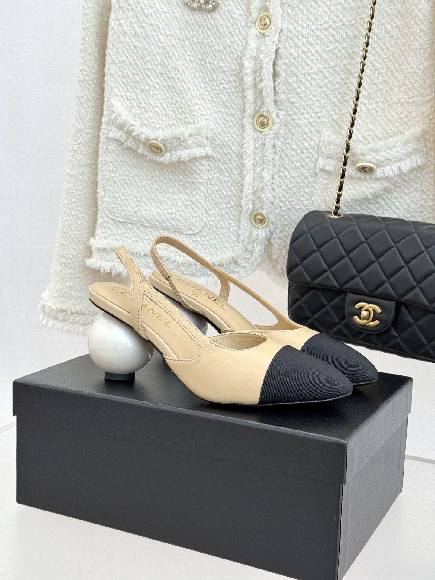 CHANE* ｜小香经典拼色巨型珍珠跟后空凉鞋将法式优雅与当代美学完美融合。复古拼色鞋面层次分明利落线条