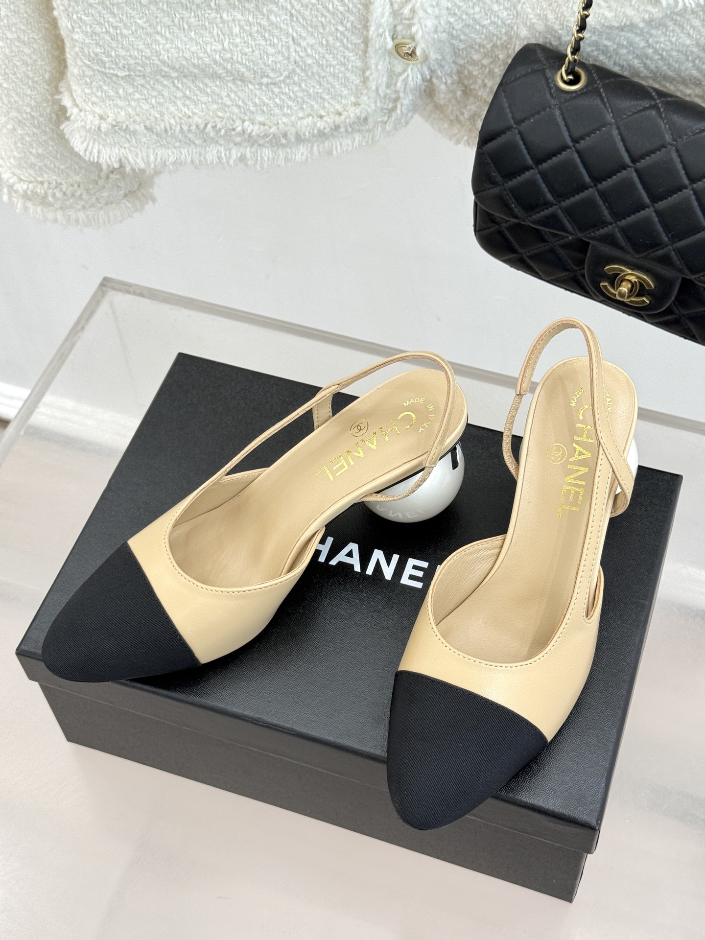 CHANE* ｜小香经典拼色巨型珍珠跟后空凉鞋将法式优雅与当代美学完美融合。复古拼色鞋面层次分明利落线条