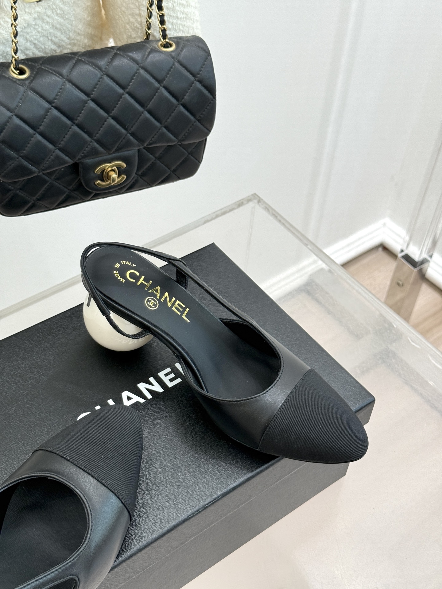 CHANE* ｜小香经典拼色巨型珍珠跟后空凉鞋将法式优雅与当代美学完美融合。复古拼色鞋面层次分明利落线条