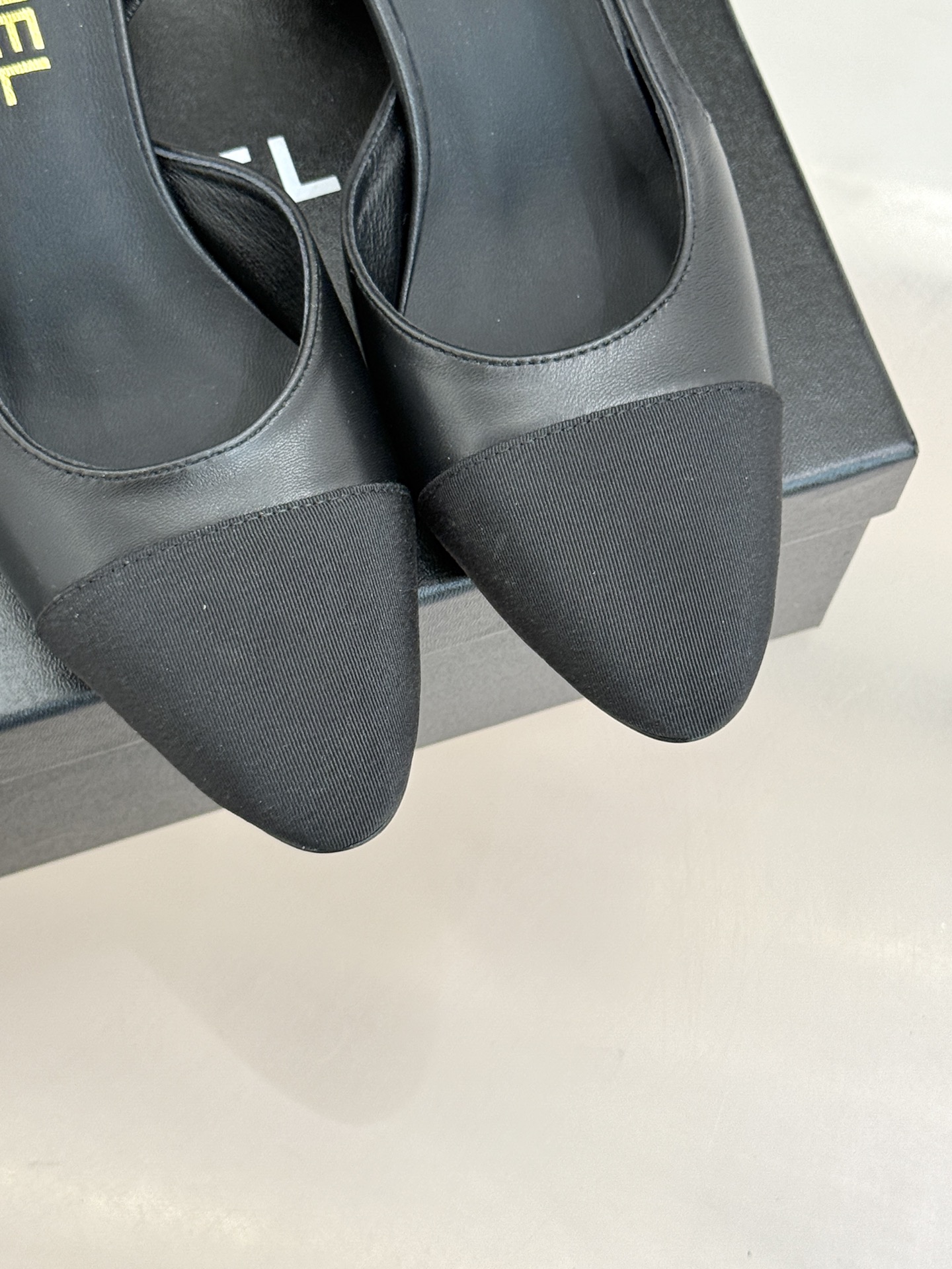 CHANE* ｜小香经典拼色巨型珍珠跟后空凉鞋将法式优雅与当代美学完美融合。复古拼色鞋面层次分明利落线条