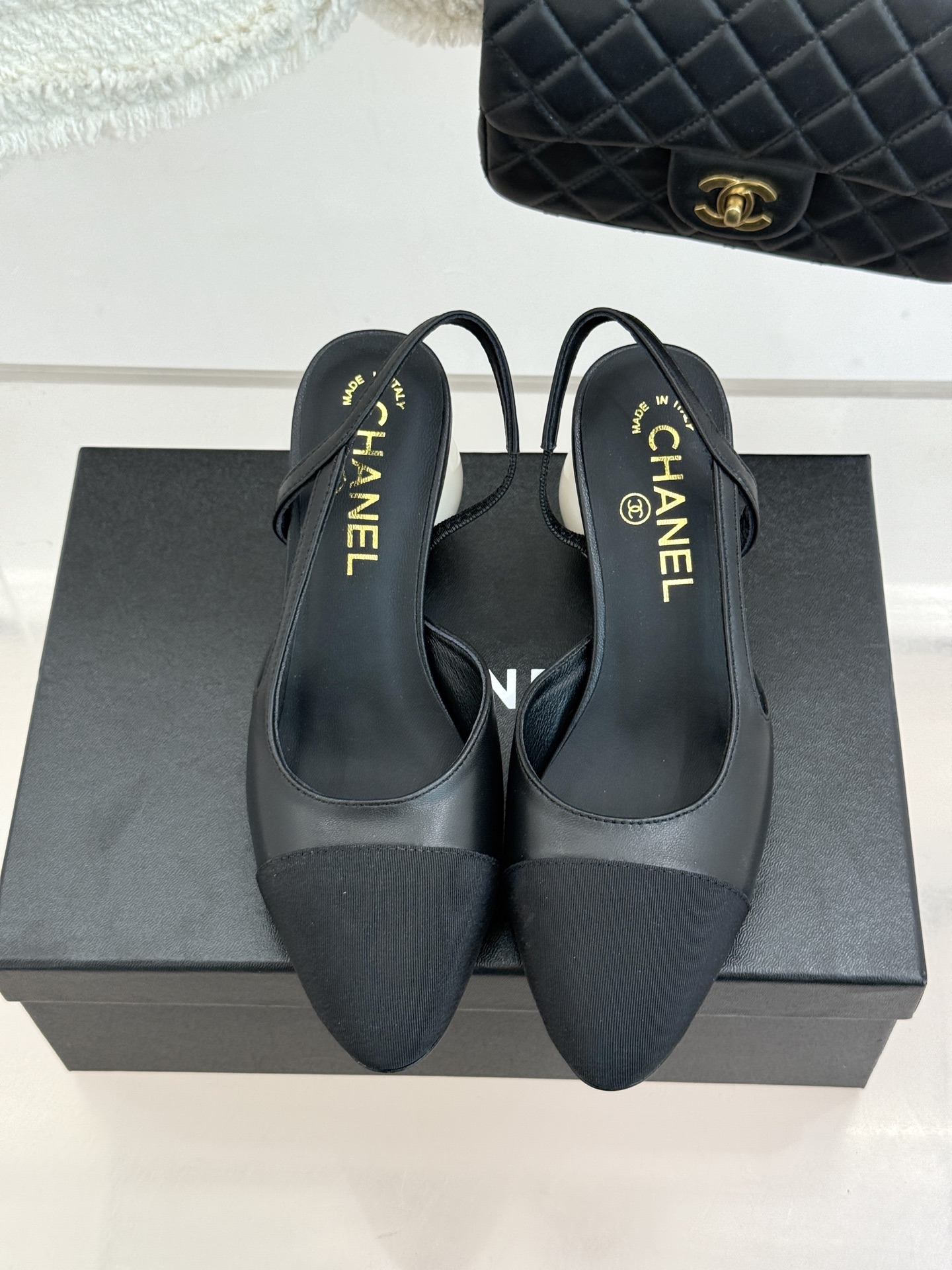 CHANE* ｜小香经典拼色巨型珍珠跟后空凉鞋将法式优雅与当代美学完美融合。复古拼色鞋面层次分明利落线条