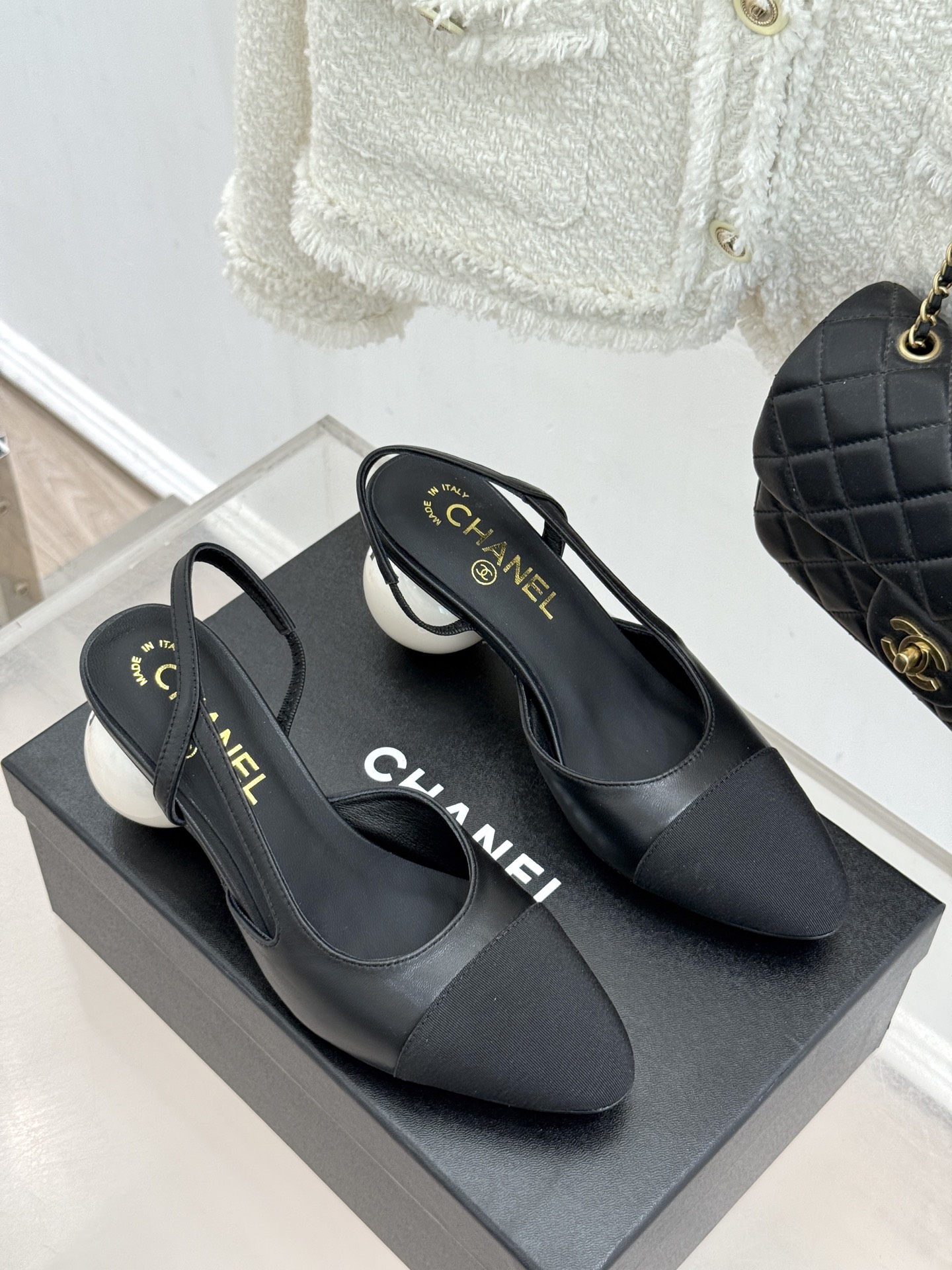 CHANE* ｜小香经典拼色巨型珍珠跟后空凉鞋将法式优雅与当代美学完美融合。复古拼色鞋面层次分明利落线条