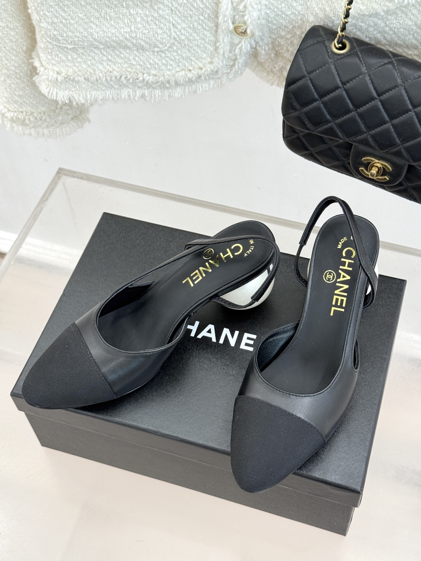 CHANE* ｜小香经典拼色巨型珍珠跟后空凉鞋将法式优雅与当代美学完美融合。复古拼色鞋面层次分明利落线条